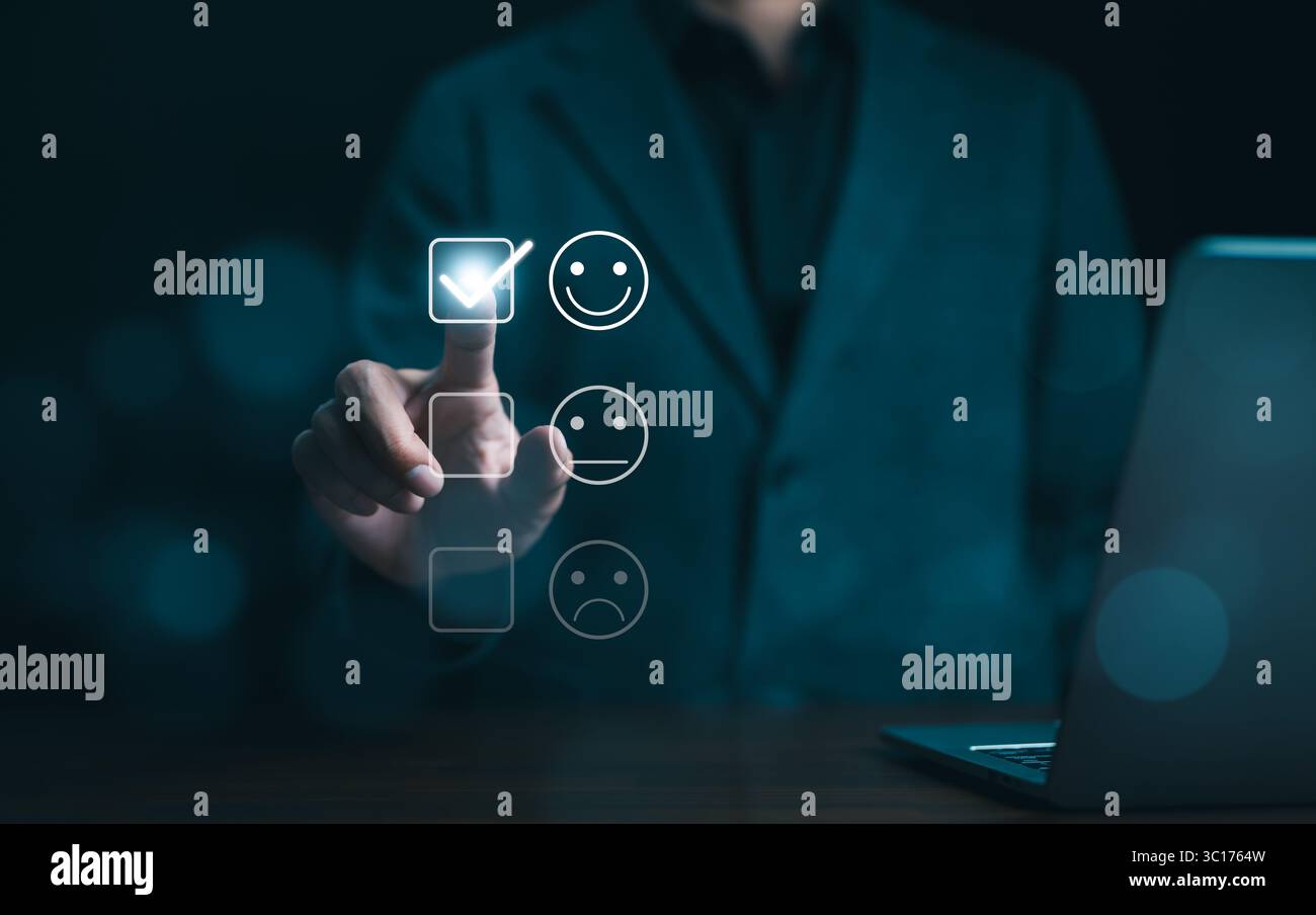Concetto del sondaggio di feedback sulla soddisfazione dei clienti. L'utente assegna una valutazione all'esperienza di servizio sull'applicazione online. Recensione del cliente, Smile Face, mercato digitale Foto Stock