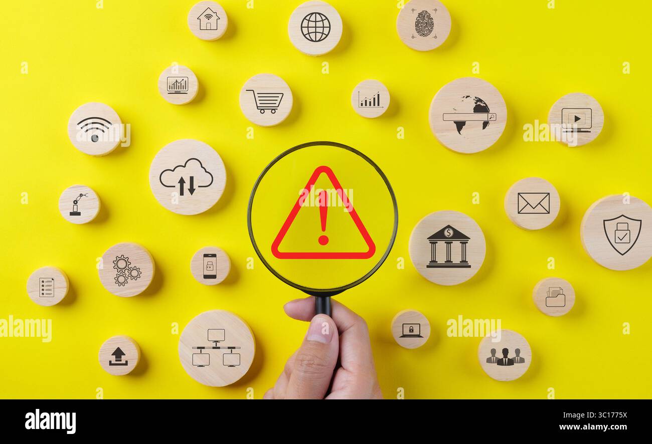 Informazioni sulla notifica degli errori. Lente d'ingrandimento messa a fuoco triangolo rosso segnale di avvertenza e blocco di legno con icone di tecnologia aziendale Foto Stock