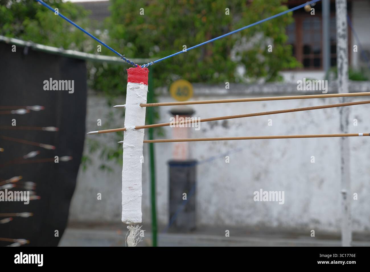 Le frecce penetrano il bersaglio nel tradizionale tiro con l'arco Mataraman Jemparingan. Foto Stock