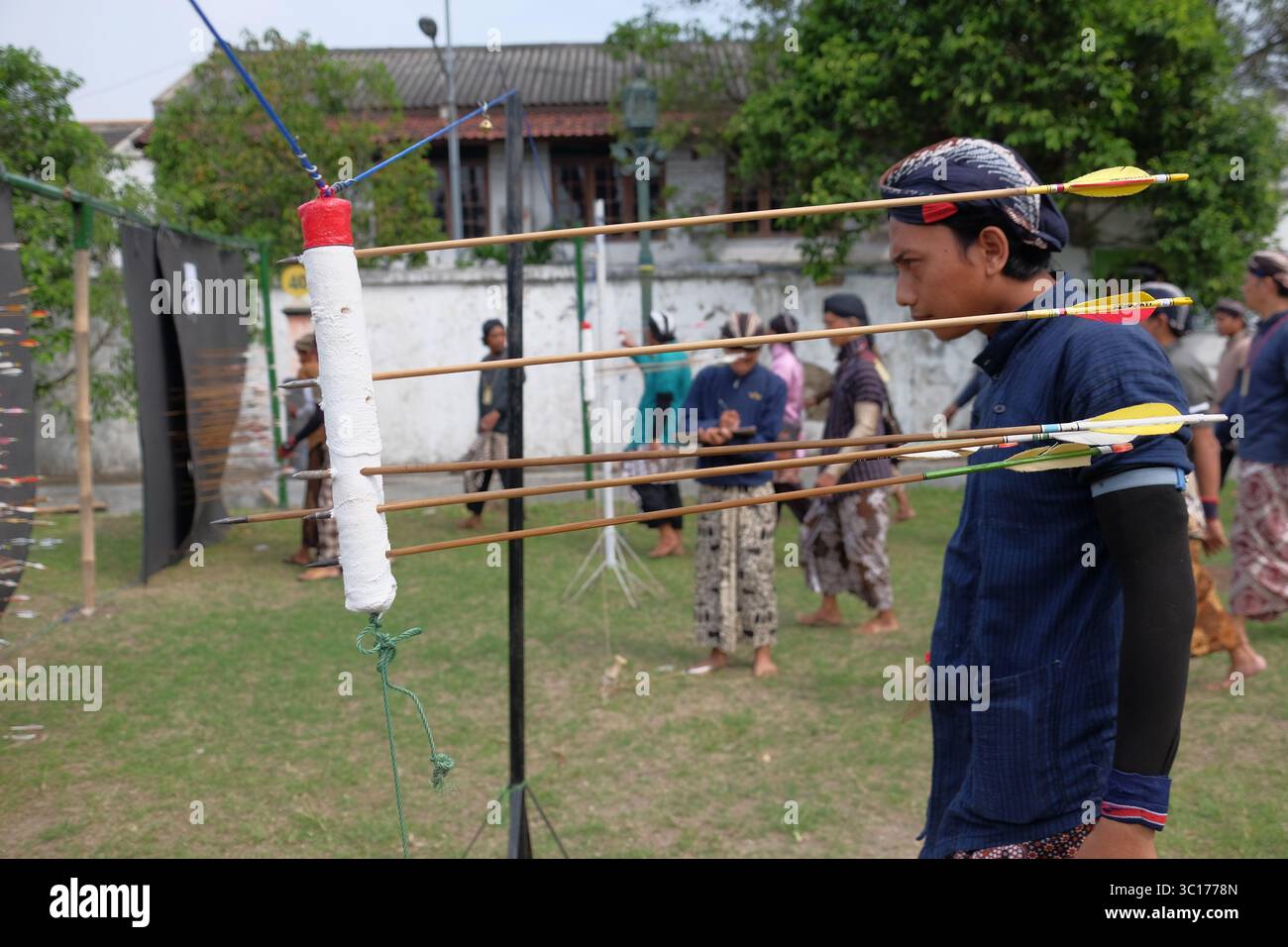 Le frecce penetrano il bersaglio nel tradizionale tiro con l'arco Mataraman Jemparingan. Foto Stock