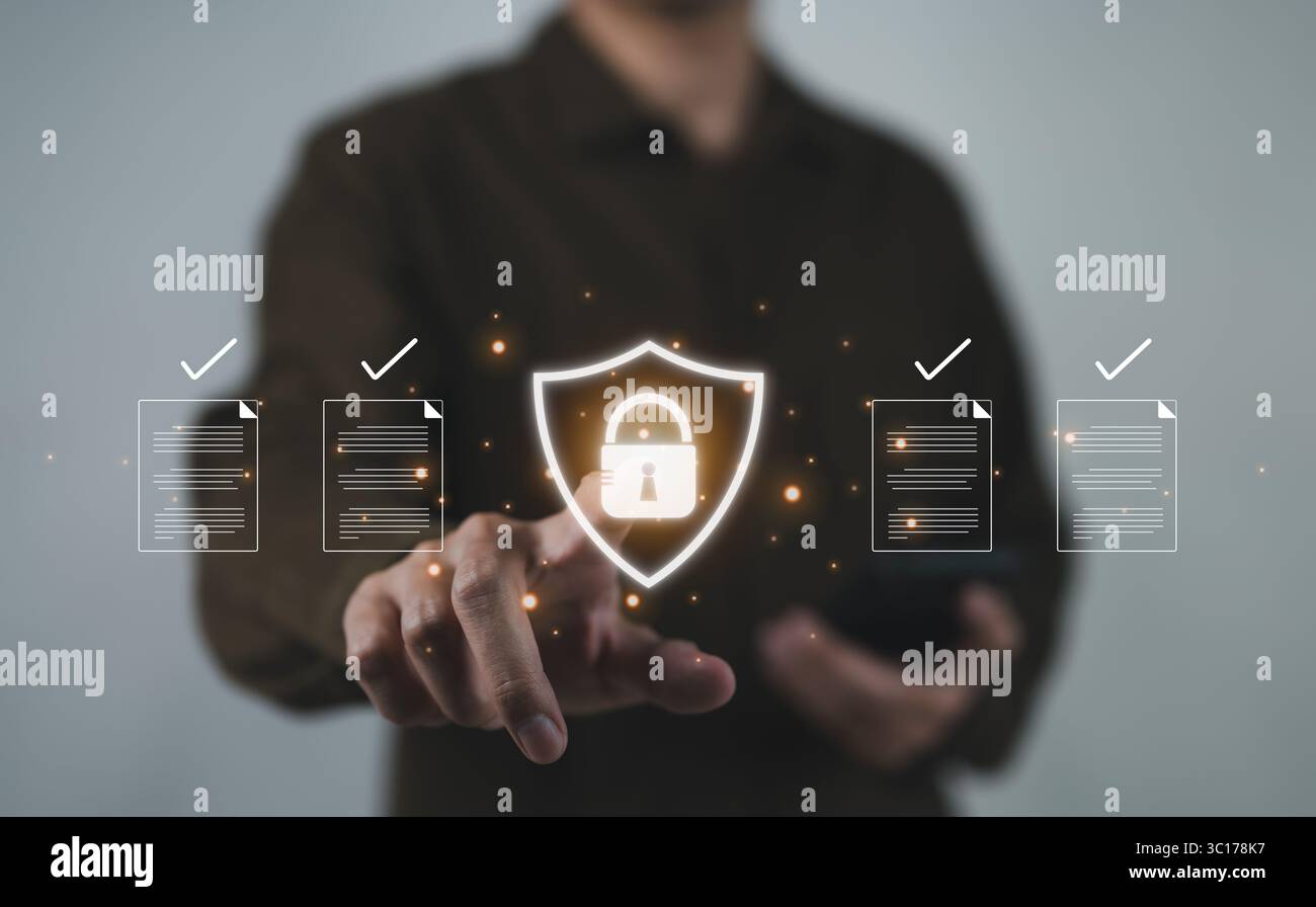 Il concetto di sicurezza dei documenti e sistema di protezione di sicurezza. Uomo d'affari che utilizza la tecnologia software di gestione dei database di documentazione online. Gestisci Foto Stock