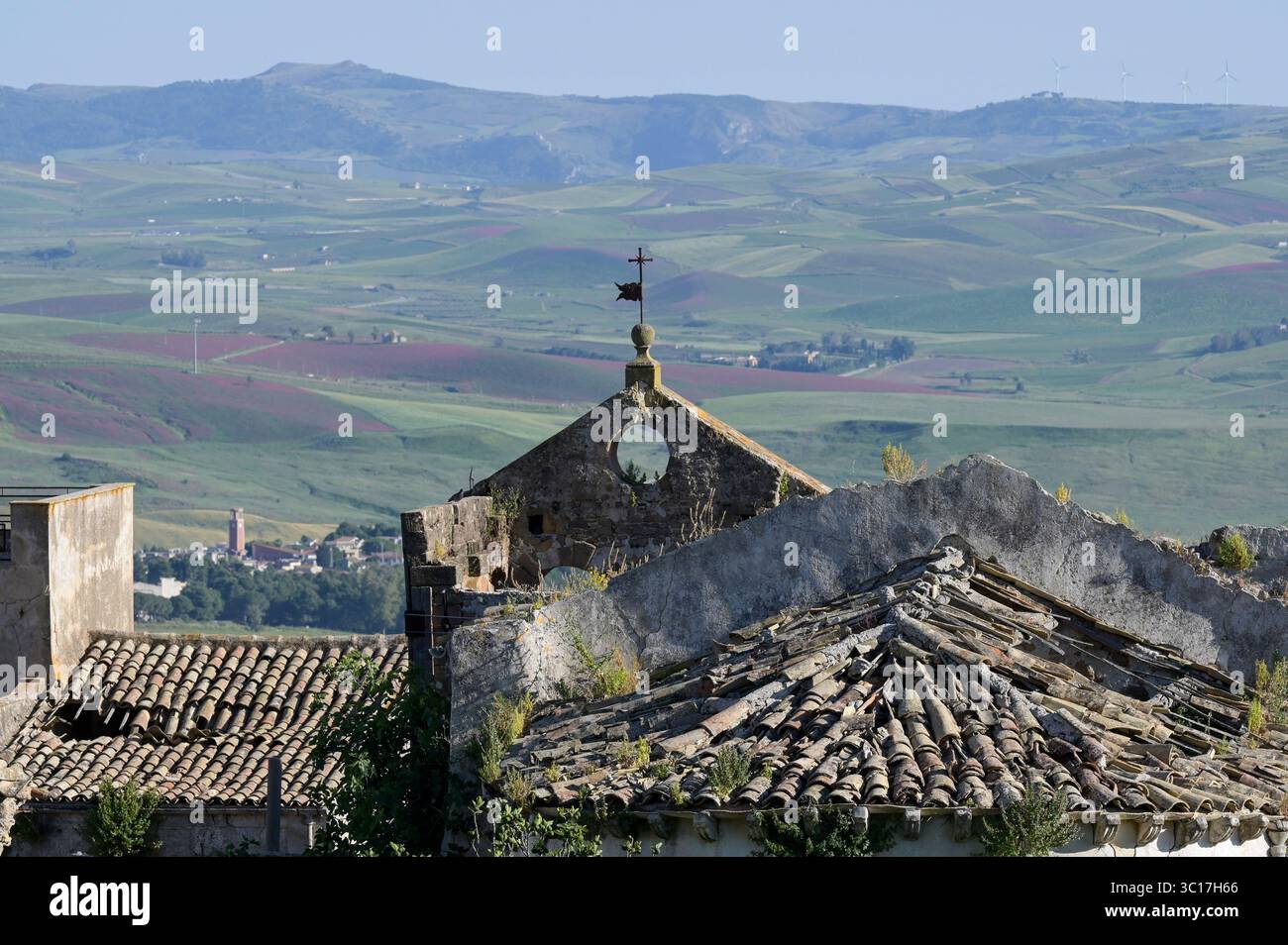 ITALIA, Sicilia, luoghi perduti, città fantasma di Poggioreale Vecchia, distrutta durante il terremoto nella valle del Belice del 1968, chiesa dei cappuccini, lasciò il nuovo borgo di Poggioreale Foto Stock