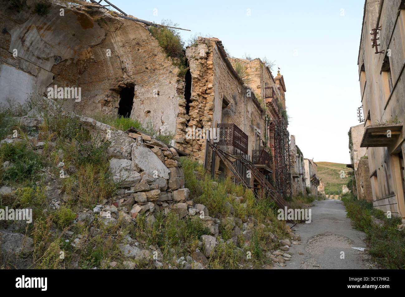 ITALIA, Sicilia, luoghi perduti, città fantasma Poggioreale Vecchia, distrutta durante il terremoto nella valle del Belice del 1968 Foto Stock