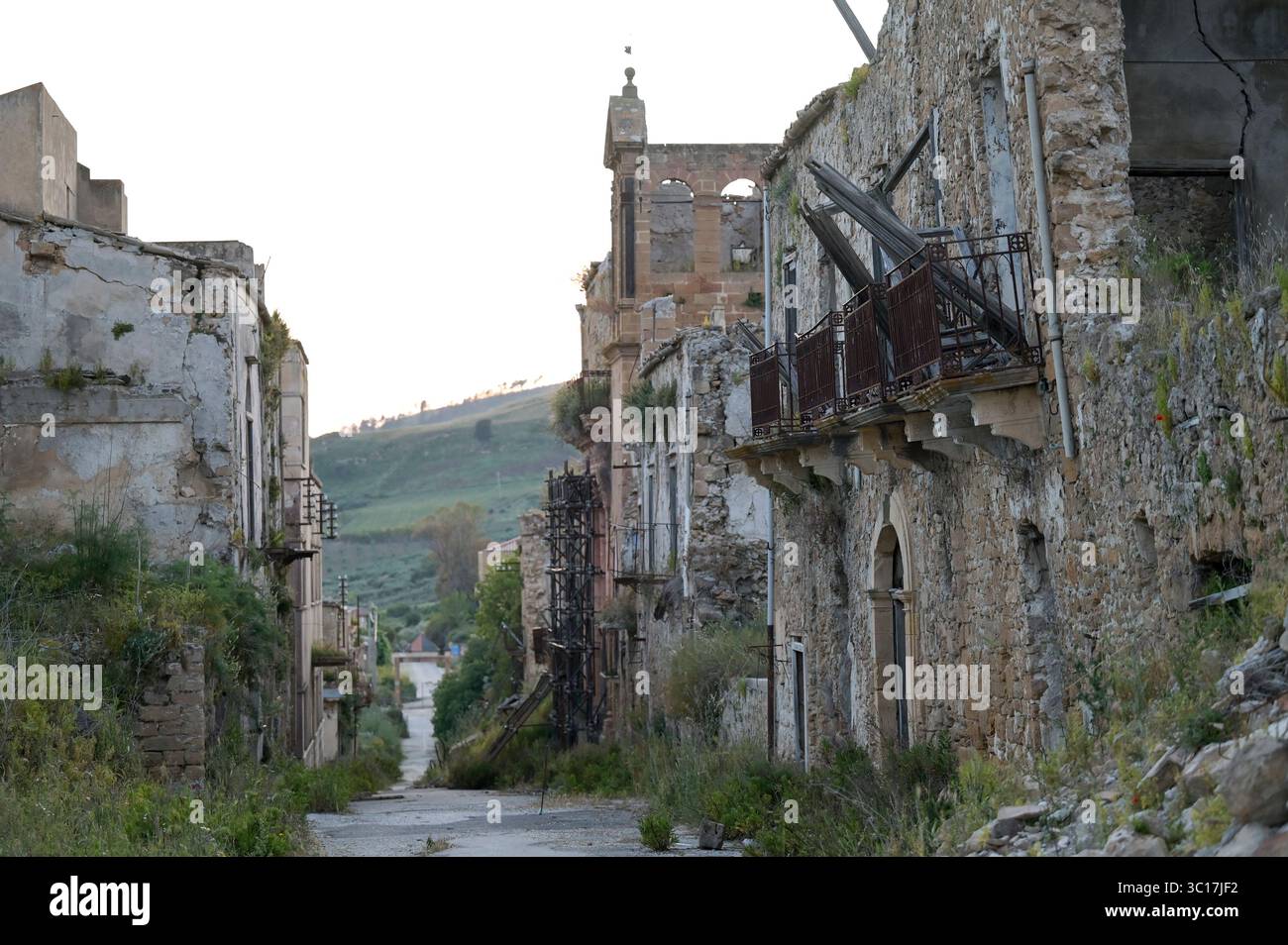 ITALIA, Sicilia, luoghi perduti, città fantasma Poggioreale Vecchia, distrutta durante il terremoto nella valle del Belice 1968, strada Provinciale 27 con chiesa dei cappuccini Foto Stock