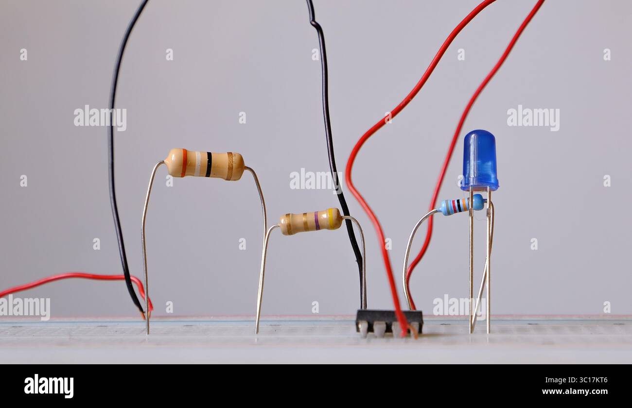 Esperimenti di elettronica o progetti di prototipi. Progetti scientifici che utilizzano componenti elettronici ed elettrici. Foto Stock