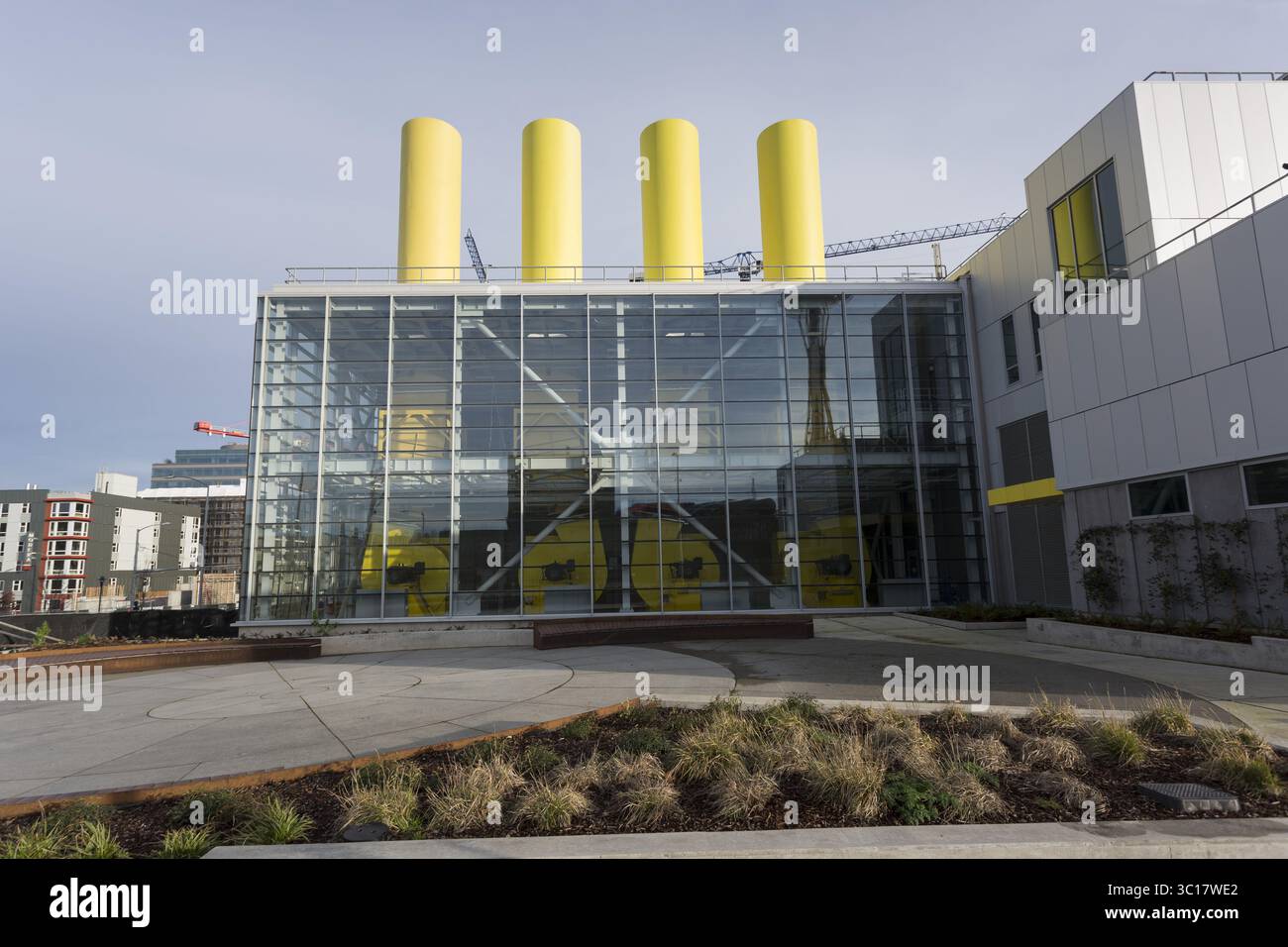 11 gennaio 2019 - Seattle, Washington, Stati Uniti - Seattle, Washington: I pozzi di ventilazione si innalzano sopra l'edificio operativo nord del nuovo tunnel SR 99. L'autostrada è stata chiusa definitivamente l'11 gennaio, in modo che gli equipaggi possano spostare la State Route 99 dal viadotto a un tunnel all'avanguardia. La superstrada a due piani dell'eraâ 1950 è stata gravemente danneggiata dal terremoto di Nisqually del 2001 ed è stata mantenuta ben oltre la sua vita utile. Un tunnel lungo tre chilometri e annoiato sta sostituendo l'Alaskan Way Viaduct, che trasporta la State Route 99 sotto il centro di Seattle dal quartiere SODO a South Lake Union. Foto Stock