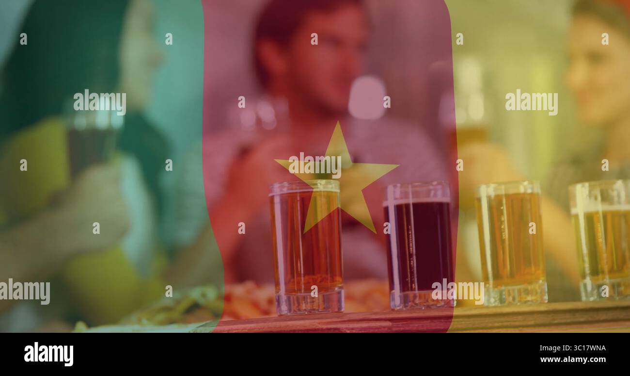 Gli amici brindano con quattro bicchieri di birra a pagaia nel pub sotto la bandiera del Camerun, con piatto di pizza Foto Stock