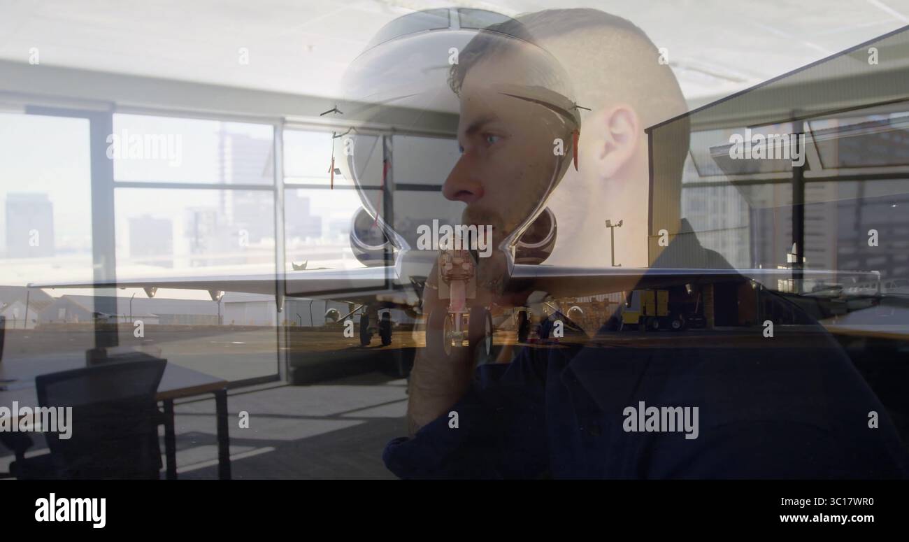 Viaggiatore parlante in camicia con colletto scuro utilizzando il telefono all'interno della lounge dell'aeroporto con jet Foto Stock
