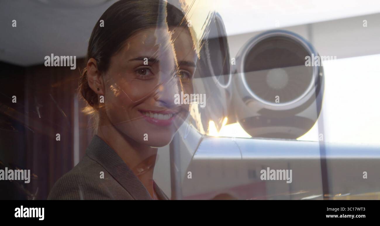 Un blazer grigio professionale che esamina l'obiettivo da parete in legno in ufficio e i riflessi della città Foto Stock