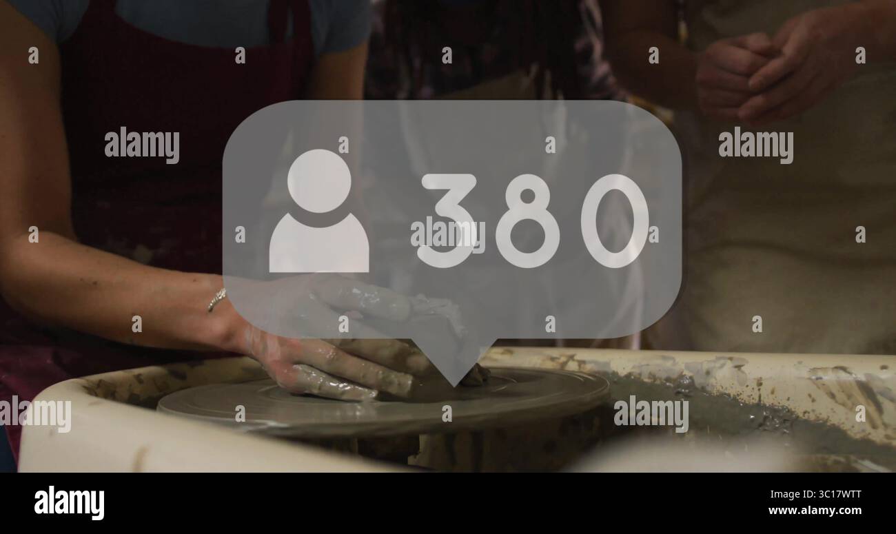 Stampaggio di vasi in argilla con le mani bagnate di un uomo adulto in un laboratorio di ceramica, con l'icona dell'utente che mostra 380 Foto Stock