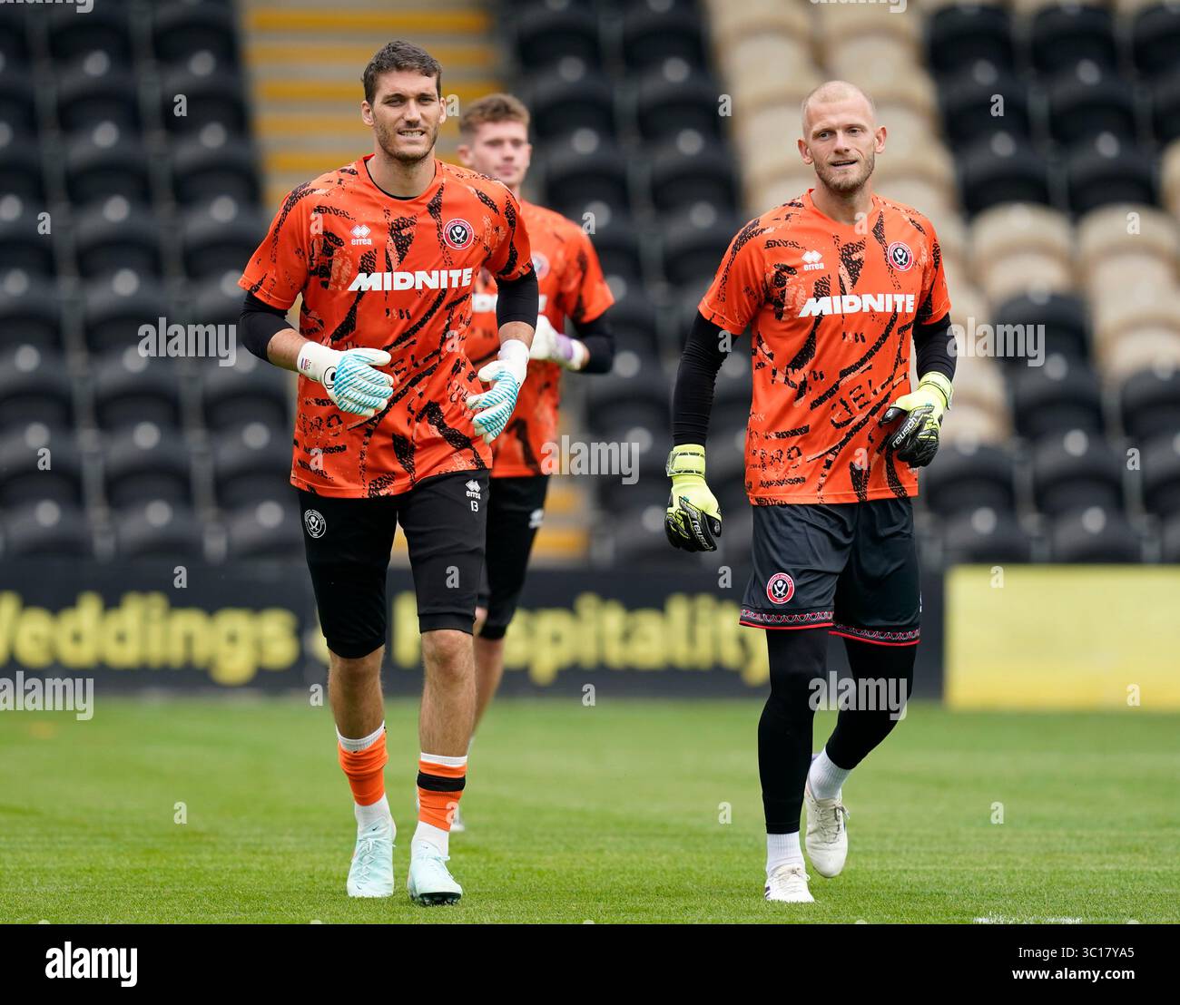 Burton Upon Trent, Regno Unito. 22 luglio 2025. Ivo Gribic dello Sheffield United (l) Adam Davies dello Sheffield United (r) durante l'amichevole tra Burton Albion e Sheffield United Pre Season al Pirelli Stadium di Burton upon Trent. Il credito per immagini dovrebbe essere: Andrew Yates/Sportimage Credit: Sportimage Ltd/Alamy Live News Foto Stock