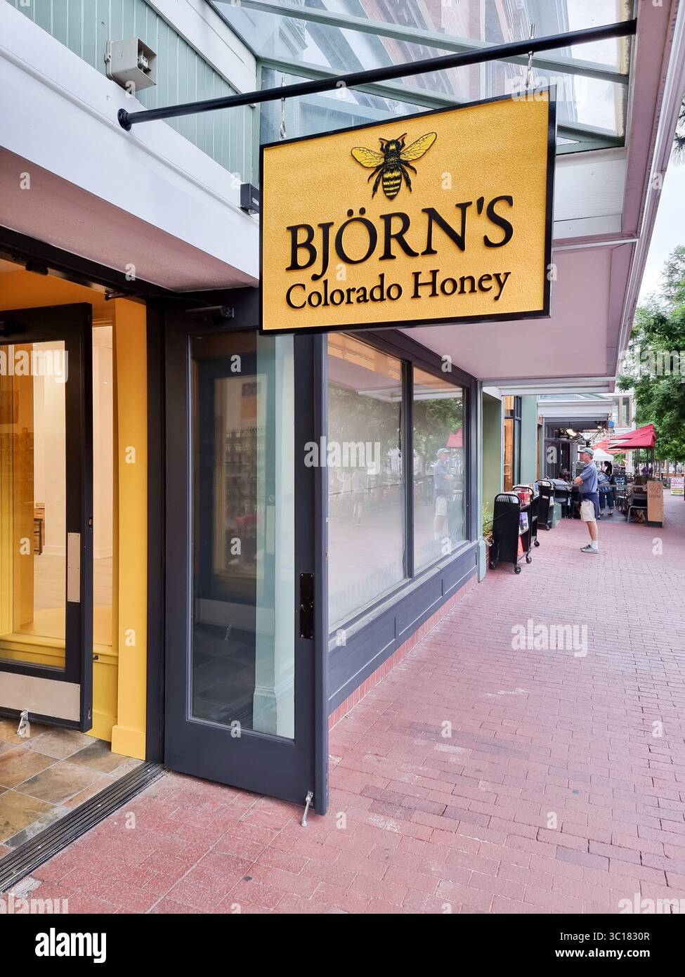 Cartello giallo del miele Colorado di Björn, negozio di miele locale nella zona pedonale di Pearl Street a Boulder CO, Stati Uniti Foto Stock