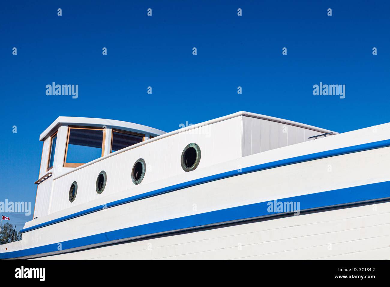 MV Burnaby contro un cielo azzurro vivido al cantiere navale Britannia di Steveston B.C. Canada Foto Stock