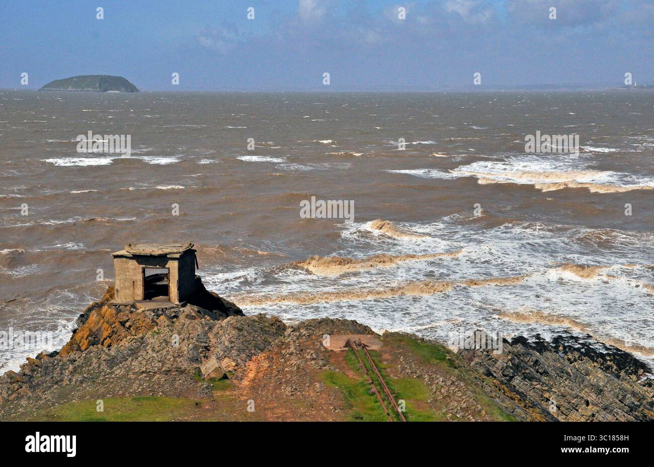 Le acque turbolente del Canale di Bristol si schiantano alla fine della penisola di Brean Down nel Somerset. Il forte di Brean Down faceva parte dei Palmers Foto Stock