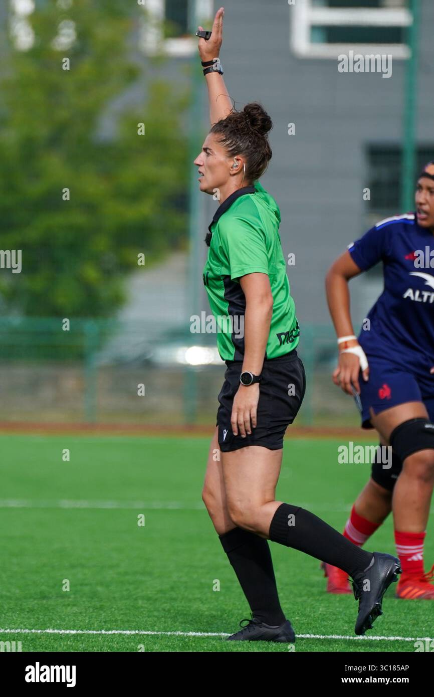 Jess Kavanagh arbitro durante Francia contro Inghilterra, U6n Summer Series Foto Stock