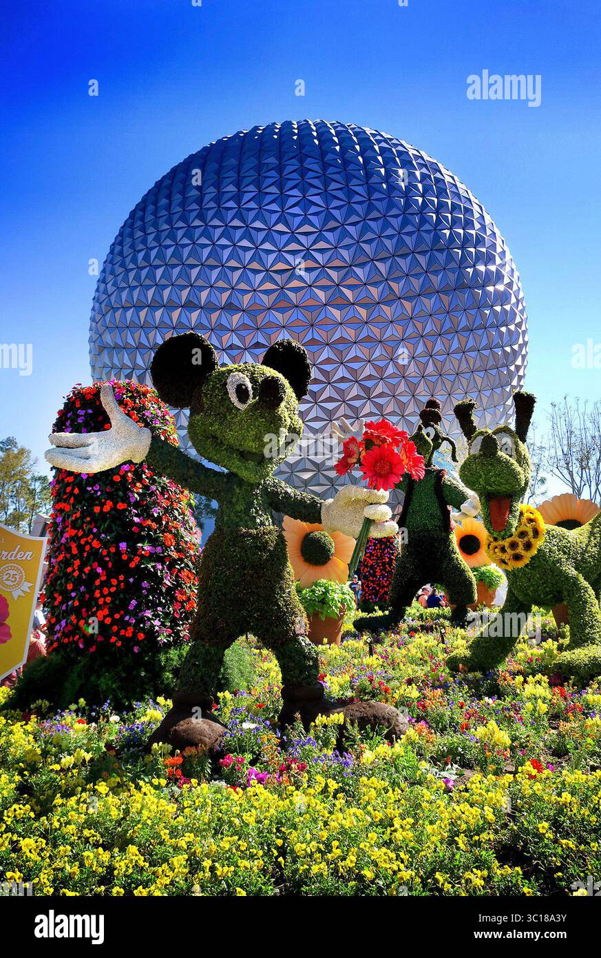 6 marzo 2018 - Lake Buena Vista, FL, USA - Topolino, Pippo e Plutone sono tra i topiari che accolgono gli ospiti all'ingresso dell'Epcot International Flower & Garden Festival 2018 sabato 3 marzo 2018. Una donna della contea di Orange sta facendo causa a Disney dopo che ha detto di essere stata investita da uno scooter motorizzato l'anno scorso a Epcot e buttata a terra. (Immagine di credito: © Joe Burbank/Orlando Sentinel/TNS tramite filo ZUMA) Foto Stock