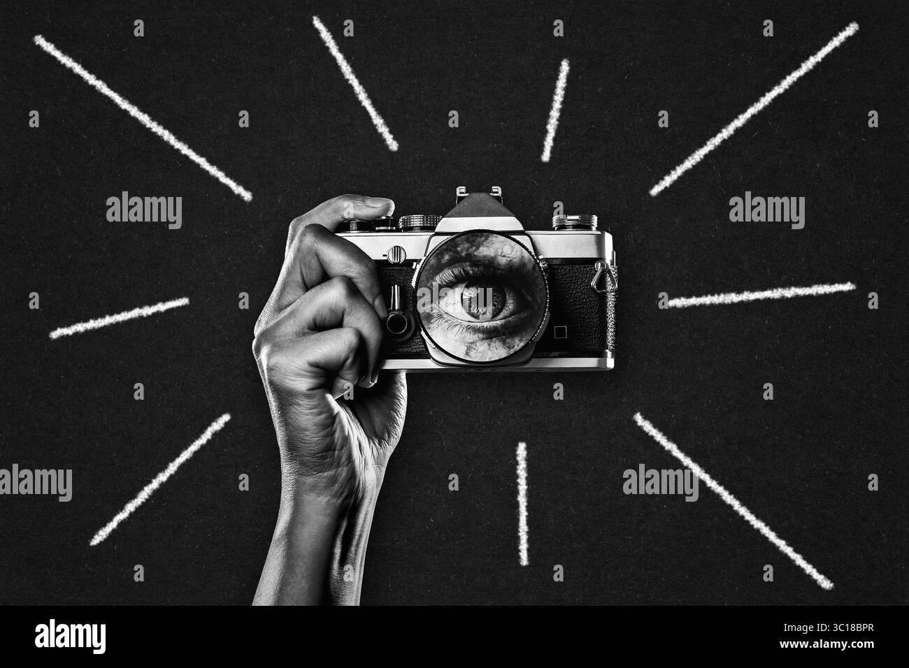 Fotocamera d'epoca con obiettivo Eye Inside in bianco e nero su sfondo in carta testurizzata Foto Stock