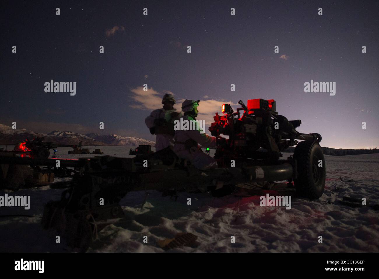 16 gennaio 2019 - Joint base Elmendorf-Richardson, Alabama, Stati Uniti - paracadutisti dell'esercito con Bravo Battery, 2nd Battalion, 377th Parachute Field Artillery Regiment, 4th Infantry Brigade Combat Team (Airborne), 25th Infantry Division, U.S. Army Alaska, allestì un obice M119 105 mm a Malemute Drop zone mentre conduceva un'operazione di entrata forzata in volo presso Joint base Elmendorf-Richardson, Alaska, 2019. I paracadutisti del 1st Battalion, del 501st Parachute Infantry Regiment e del 2nd Battalion, del 377th Parachute Field Artillery Regiment condussero un'operazione di entrata forzata in volo e proseguirono Foto Stock