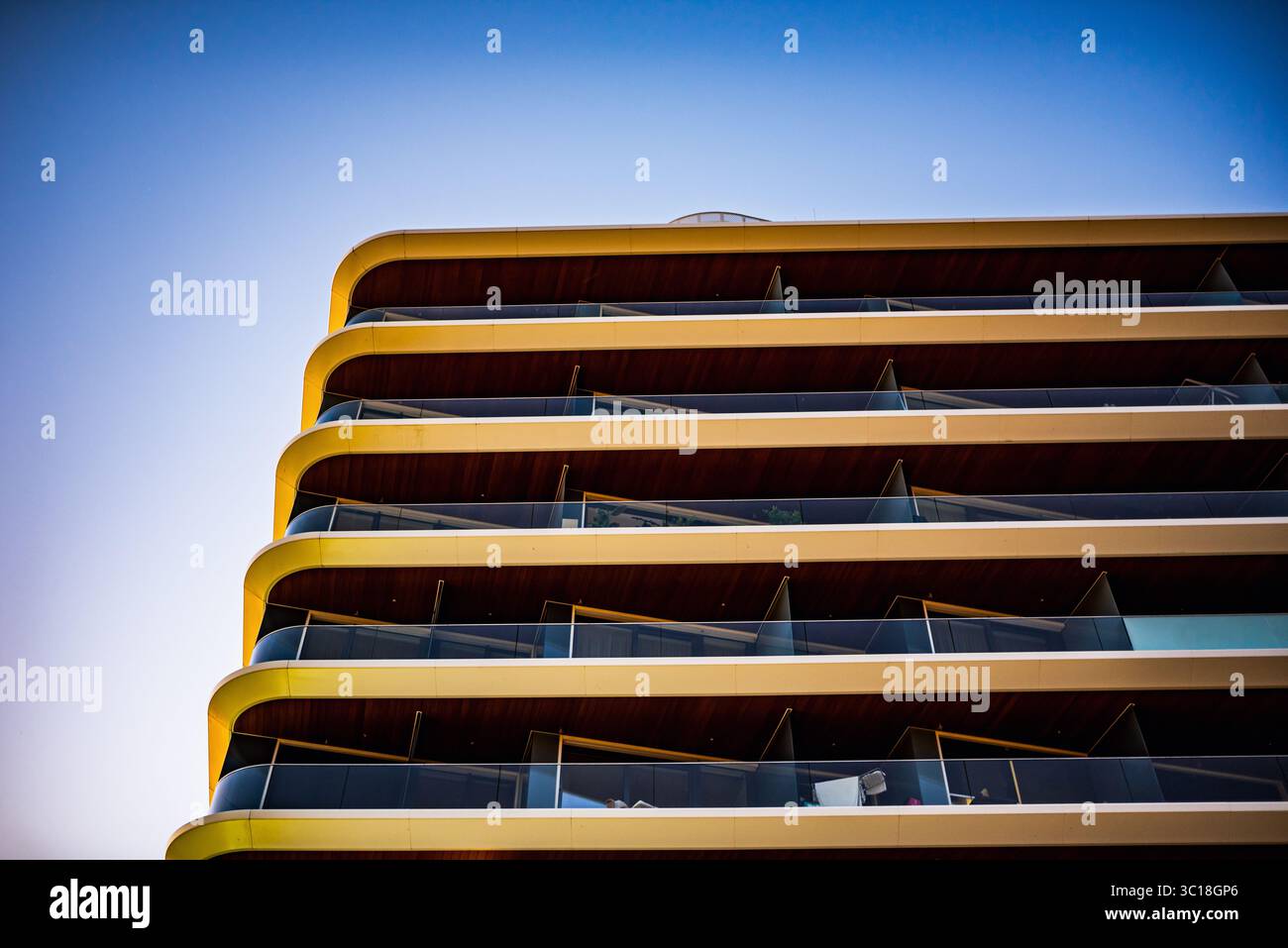 Prospettiva astratta della moderna architettura in vetro con linee chiare e cielo aperto Foto Stock