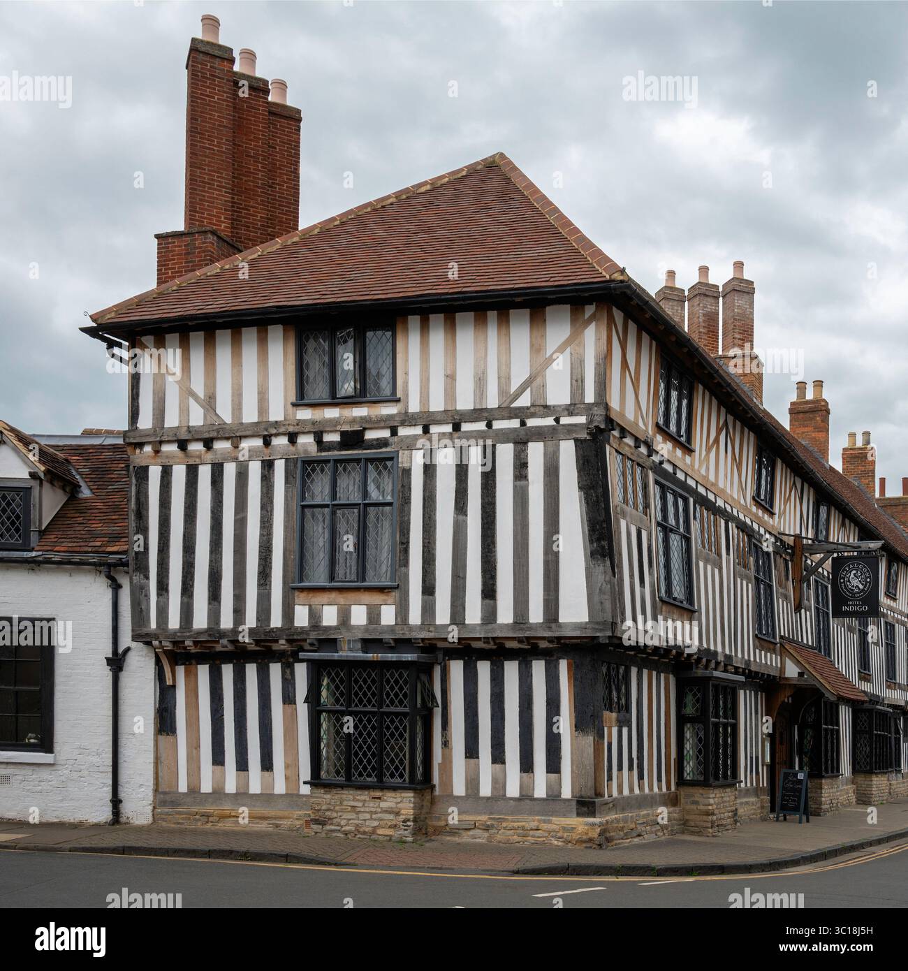 Il Falcon Hotel, un edificio in legno costruito nel 1500 e ampliato nel 1645, in Chapel Street, Stratford Upon Avon, Warwickshire, Inghilterra, REGNO UNITO Foto Stock