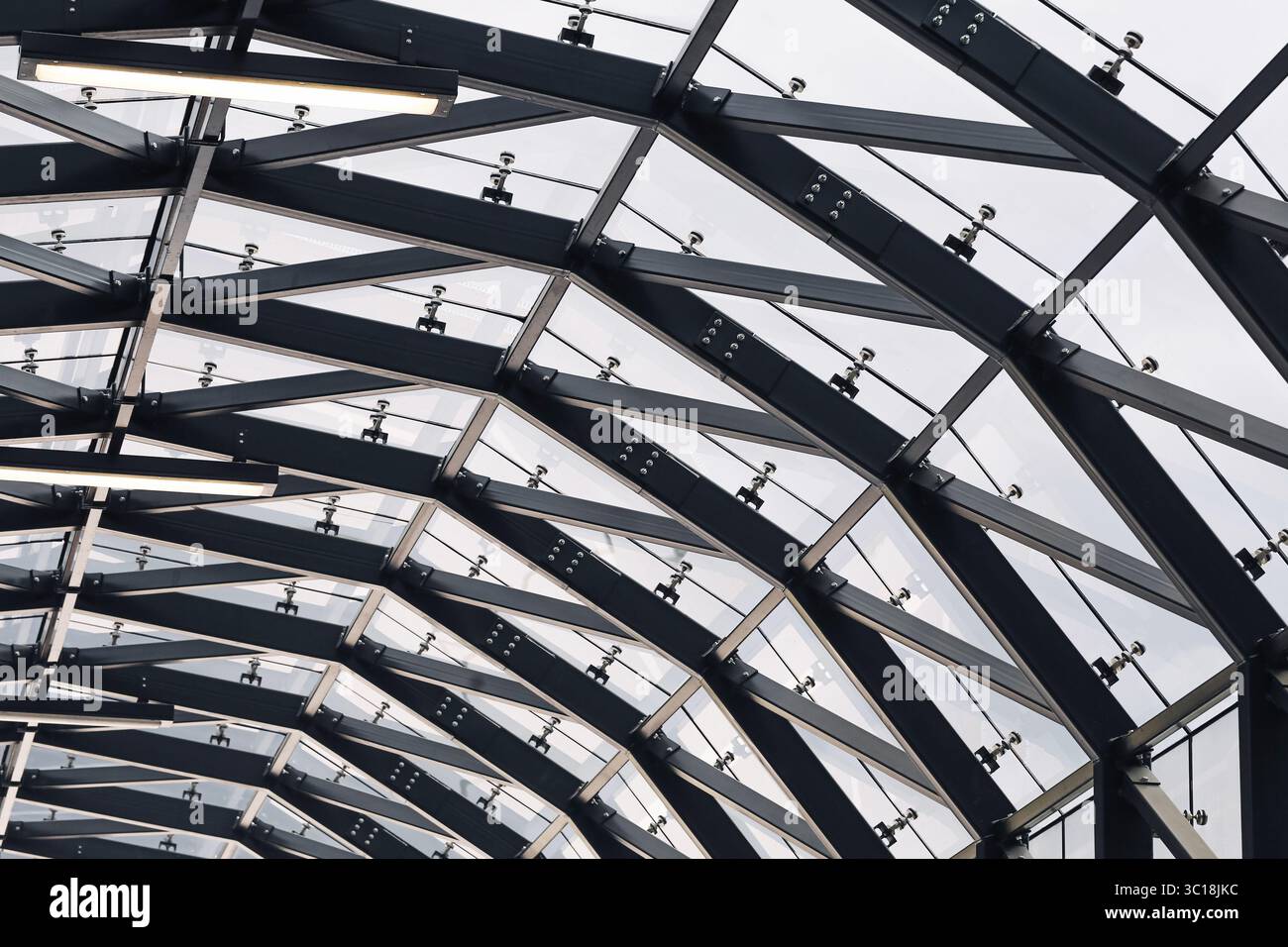 Struttura del tetto in acciaio astratto. Moderna struttura architettonica a soffitto con pannelli di vetro. Schema geometrico degli interni degli edifici urbani. Progettazione costruttiva. Foto Stock