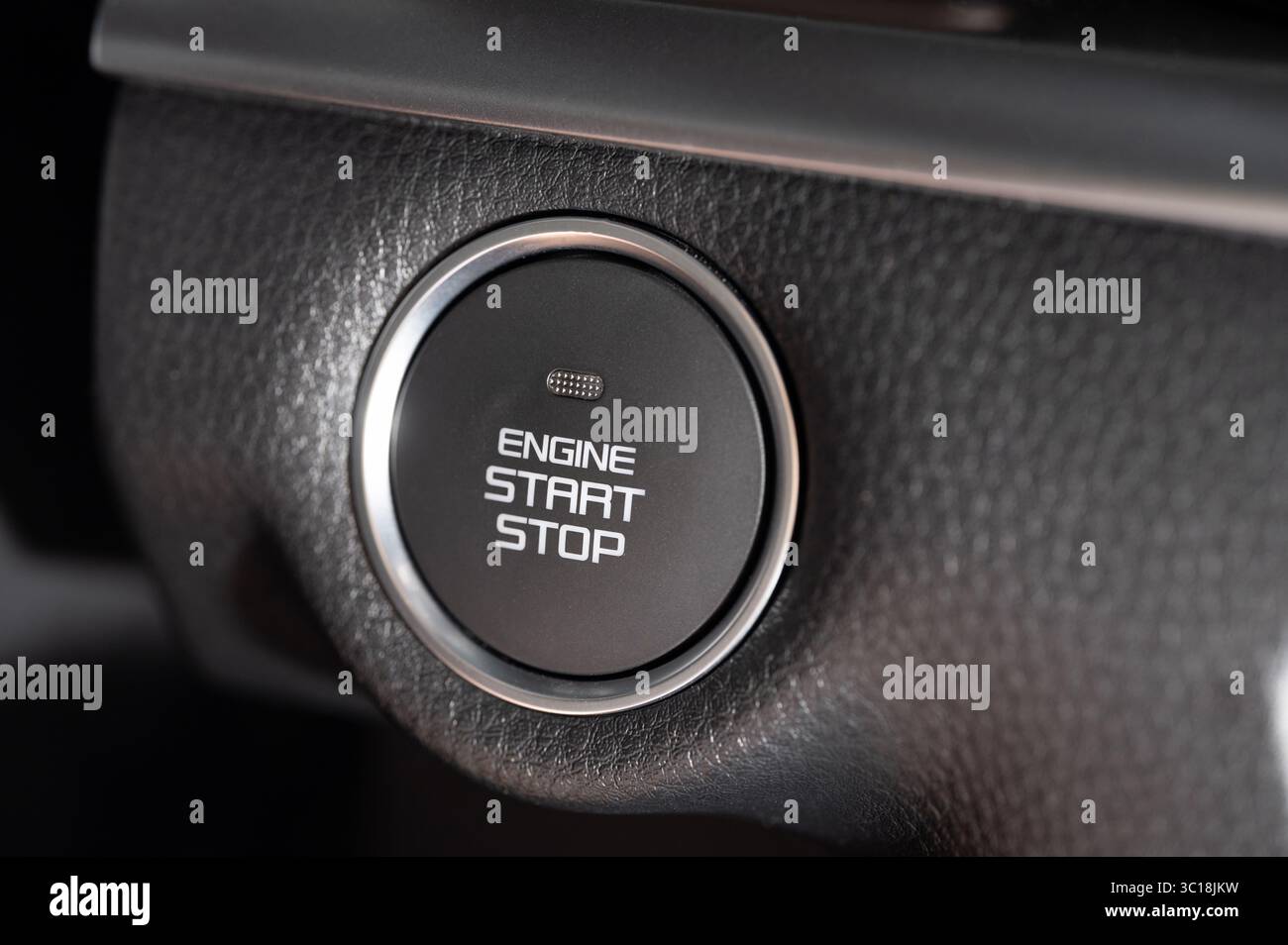 Pulsante START STOP del motore nella vista ravvicinata della macro del veicolo Foto Stock