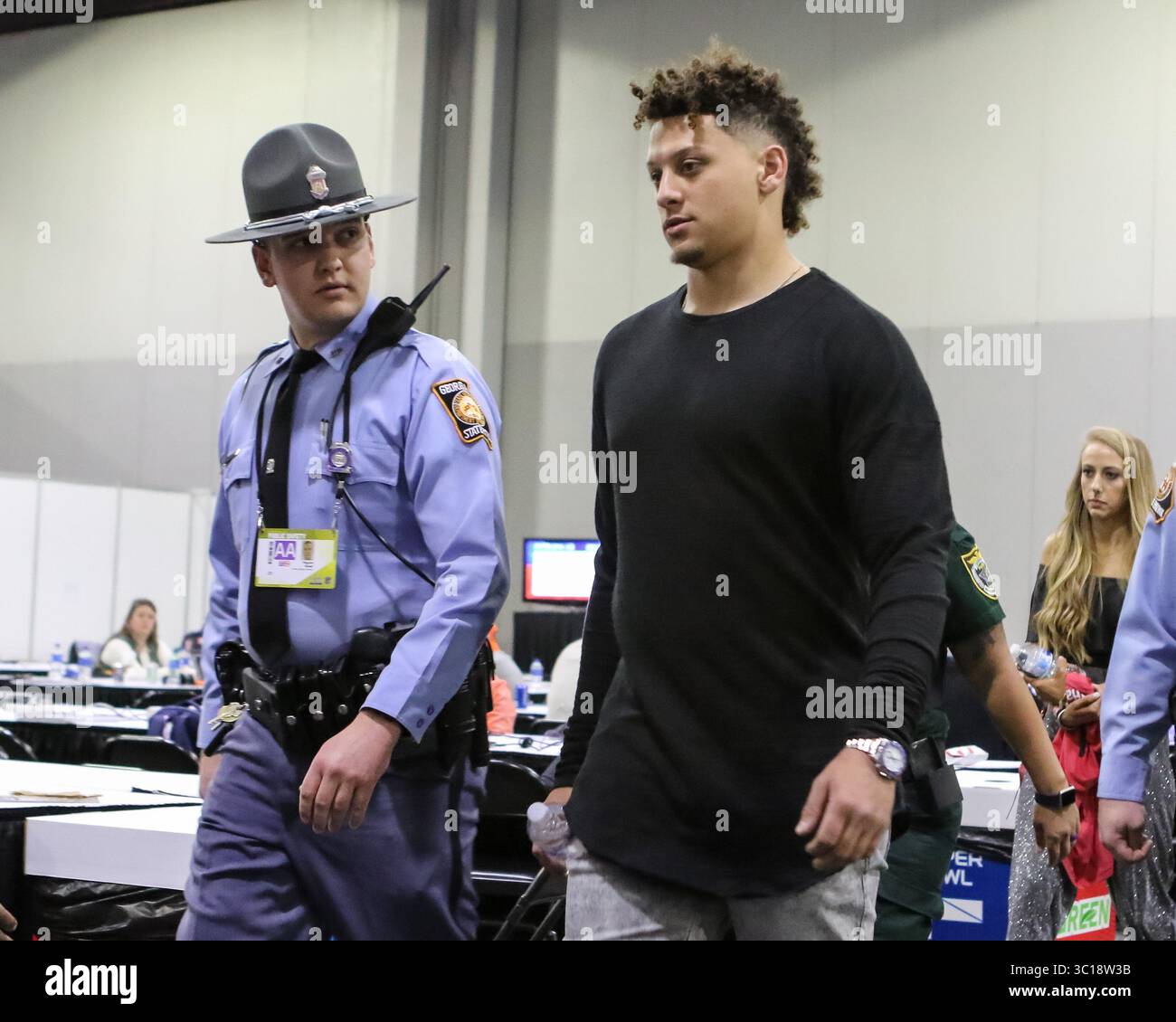 1° febbraio 2019 Atlanta, Georgia, Stati Uniti - settimana della partita con esperienza NFL Patrick Mahomes che cammina con scorta della polizia al Super Bowl LIII al Georgia World Congress Center. (Immagine di credito: © Jevone Moore/CSM tramite filo ZUMA) Foto Stock