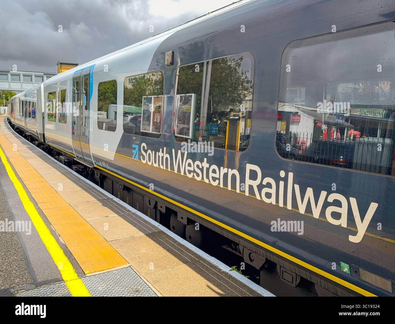 Alton, Hampshire, Inghilterra, Regno Unito - 20 luglio 2025: Vista laterale di un treno di Classe 450 presso la stazione ferroviaria di Alton. Il treno è gestito dalla South Western Railway Foto Stock