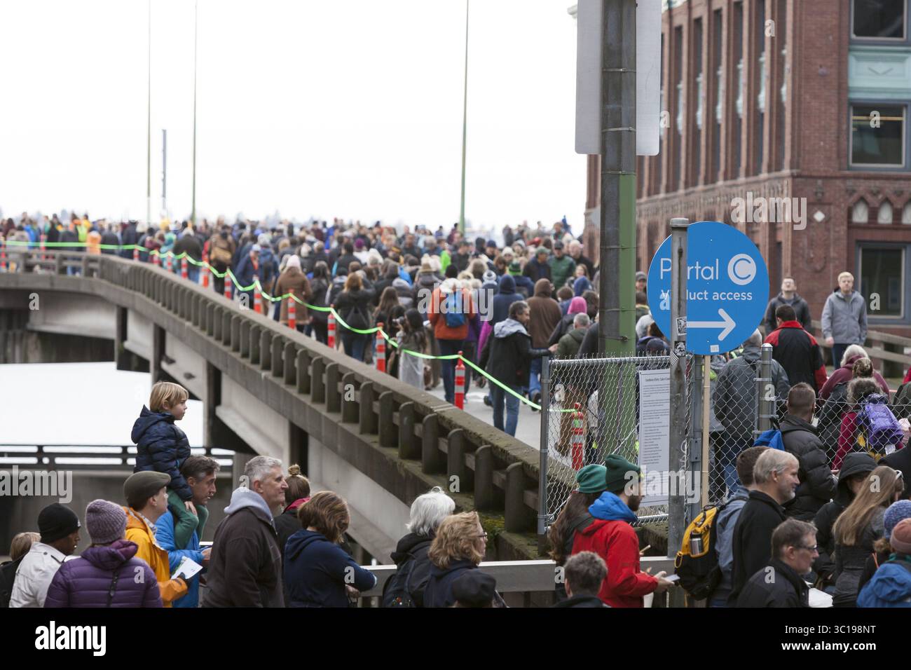 2 febbraio 2019 - Seattle, Washington, Stati Uniti - Seattle, Washington: Circa 70.000 persone hanno partecipato all'Hello Goodbye: Viaduct Arts Festival come parte della grande apertura del tunnel all'avanguardia che si estende per tre chilometri sotto il centro. Il festival, che si è svolto sul viadotto chiuso Alaskan Way, ha avuto inizio con una processionale con musica e spettacoli di artisti e organizzazioni regionali. Il nuovo tunnel SR 99 è previsto per il 4 febbraio. (Immagine di credito: © Paul Christian Gordon/ZUMA Wire) Foto Stock