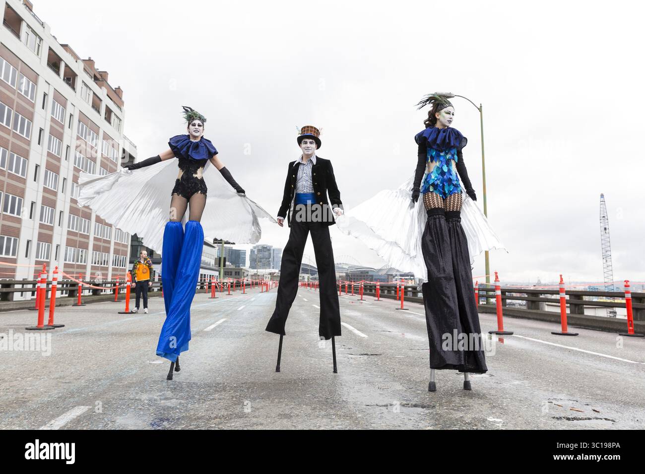 2 febbraio 2019 - Seattle, Washington, Stati Uniti - Seattle, Washington: I camminatori su palafitte conducono una processione lungo il viadotto Alaskan Way chiuso. Circa 70.000 persone hanno partecipato al Hello Goodbye: Viaduct Arts Festival come parte della grande apertura del tunnel all'avanguardia che si estende per tre chilometri sotto il centro città. Il festival, che si svolse sull'autostrada sopraelevata, iniziò con un processionale che presentava musica e spettacoli di artisti e organizzazioni regionali. Il nuovo tunnel SR 99 è previsto per il 4 febbraio. (Immagine di credito: © Paul Christian Gordon/ZUMA Wire) Foto Stock