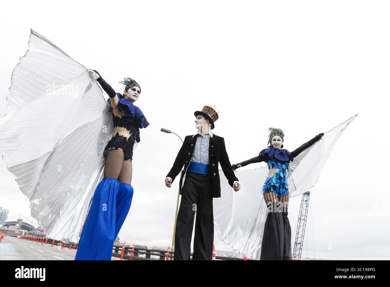 2 febbraio 2019 - Seattle, Washington, Stati Uniti - Seattle, Washington: I camminatori su palafitte conducono una processione lungo il viadotto Alaskan Way chiuso. Circa 70.000 persone hanno partecipato al Hello Goodbye: Viaduct Arts Festival come parte della grande apertura del tunnel all'avanguardia che si estende per tre chilometri sotto il centro città. Il festival, che si svolse sull'autostrada sopraelevata, iniziò con un processionale che presentava musica e spettacoli di artisti e organizzazioni regionali. Il nuovo tunnel SR 99 è previsto per il 4 febbraio. (Immagine di credito: © Paul Christian Gordon/ZUMA Wire) Foto Stock