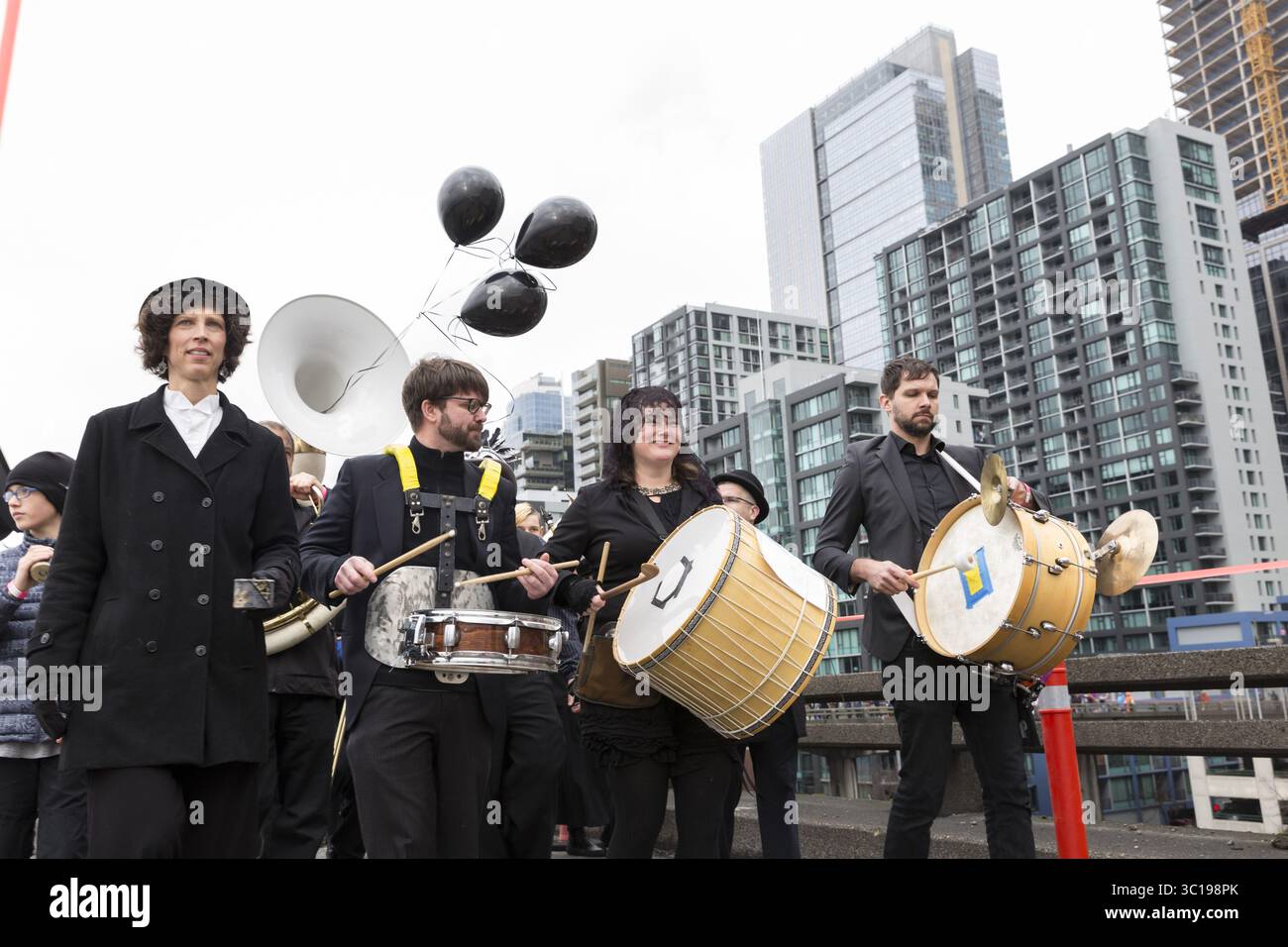 2 febbraio 2019 - Seattle, Washington, Stati Uniti - Seattle, Washington: Orkestar Zirkonium and Friends, banda di ottoni e tamburi, vestita di nero per piangere la perdita della strada storica, conduce una processione lungo il viadotto chiuso di Alaskan Way. Circa 70.000 persone hanno partecipato al Hello Goodbye: Viaduct Arts Festival come parte della grande apertura del tunnel all'avanguardia che si estende per tre chilometri sotto il centro città. Il festival, che si svolse sull'autostrada sopraelevata, iniziò con un processionale che presentava musica e spettacoli di artisti e organizzazioni regionali. Il nuovo tunnel SR 99 è in funzione Foto Stock
