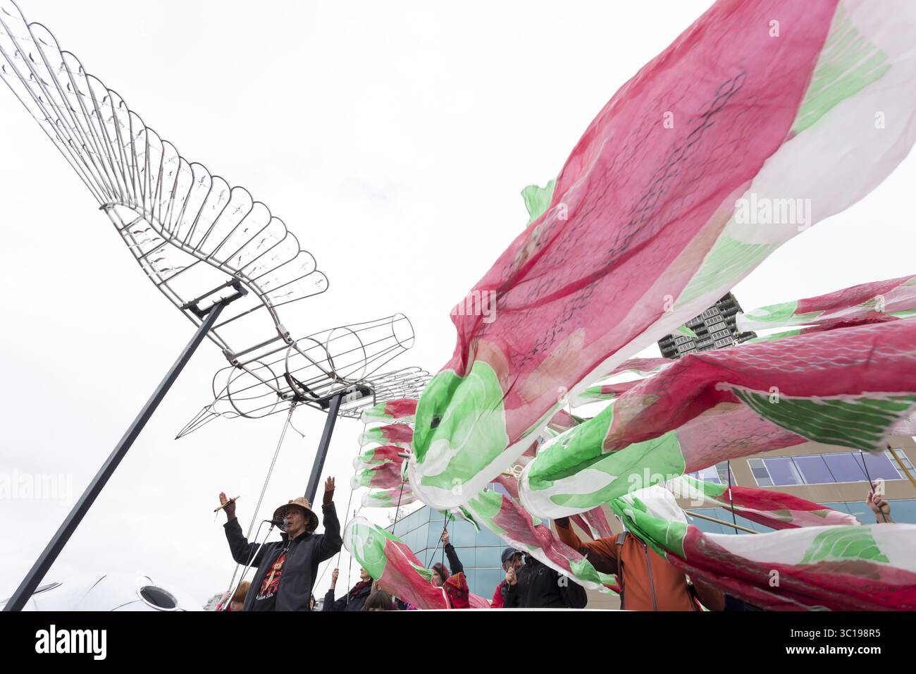 2 febbraio 2019 - Seattle, Washington, Stati Uniti - Seattle, Washington: Circondato da calze a vento di pesce nativo di Akira Ohisoâ, lungo il viadotto di Alaskan Way chiuso, un membro tribale dice una benedizione al popolo Duwamish. Circa 70.000 persone hanno partecipato al Hello Goodbye: Viaduct Arts Festival come parte della grande apertura del tunnel all'avanguardia che si estende per tre chilometri sotto il centro città. Il festival, che si svolse sull'autostrada sopraelevata, iniziò con un processionale che presentava musica e spettacoli di artisti e organizzazioni regionali. Il nuovo tunnel SR 99 è previsto per il 4 febbraio. (C Foto Stock