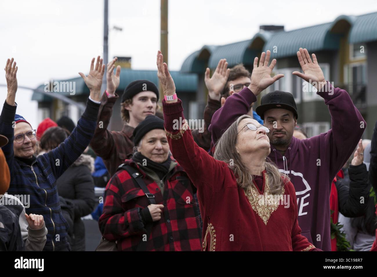 2 febbraio 2019 - Seattle, Washington, Stati Uniti - Seattle, Washington: I visitatori alzano le braccia in segno di rispetto durante una benedizione al popolo Duwamish lungo il viadotto chiuso Alaskan Way. Circa 70.000 persone hanno partecipato al Hello Goodbye: Viaduct Arts Festival come parte della grande apertura del tunnel all'avanguardia che si estende per tre chilometri sotto il centro città. Il festival, che si svolse sull'autostrada sopraelevata, iniziò con un processionale che presentava musica e spettacoli di artisti e organizzazioni regionali. Il nuovo tunnel SR 99 è previsto per il 4 febbraio. (Immagine di credito: © Paul Christian Foto Stock