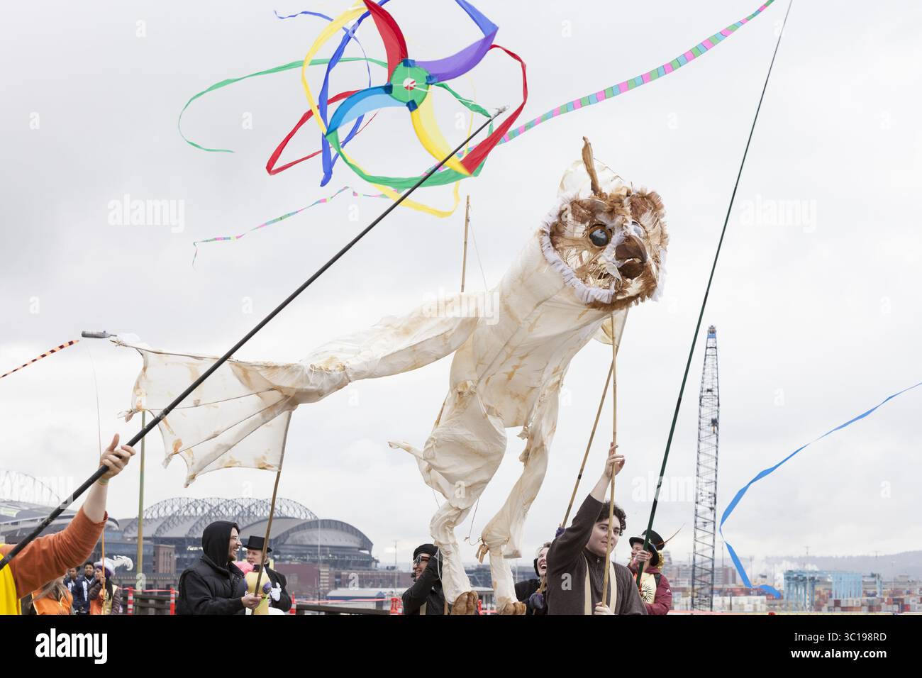 2 febbraio 2019 - Seattle, Washington, Stati Uniti - Seattle, Washington: Gli artisti camminano con un grande gufo burattino in una processione lungo il viadotto Alaskan Way chiuso. Circa 70.000 persone hanno partecipato al Hello Goodbye: Viaduct Arts Festival come parte della grande apertura del tunnel all'avanguardia che si estende per tre chilometri sotto il centro città. Il festival, che si svolse sull'autostrada sopraelevata, iniziò con un processionale che presentava musica e spettacoli di artisti e organizzazioni regionali. Il nuovo tunnel SR 99 è previsto per il 4 febbraio. (Immagine di credito: © Paul Christian Gordon/ZUMA Wire) Foto Stock