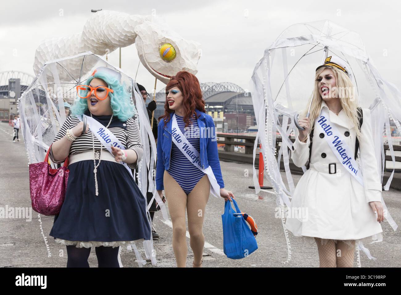 2 febbraio 2019 - Seattle, Washington, Stati Uniti - Seattle, Washington: The Hello/Goodbye Drag Queens Walk in una processione lungo il viadotto Alaskan Way chiuso. Circa 70.000 persone hanno partecipato al Hello Goodbye: Viaduct Arts Festival come parte della grande apertura del tunnel all'avanguardia che si estende per tre chilometri sotto il centro città. Il festival, che si svolse sull'autostrada sopraelevata, iniziò con un processionale che presentava musica e spettacoli di artisti e organizzazioni regionali. Il nuovo tunnel SR 99 è previsto per il 4 febbraio. (Immagine di credito: © Paul Christian Gordon/ZUMA Wire) Foto Stock