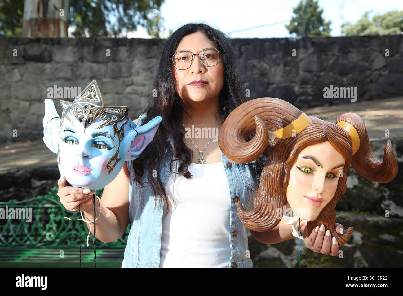 Tlaxcala, Messico. 13 luglio 2025. L'artigiana Elsy Padilla, originaria di Tizatlán, con oltre 30 anni di esperienza nella realizzazione di maschere in legno, mostra le sue maschere indossate dalle persone che partecipano al Carnevale di Tlaxcala. Il 13 luglio 2025 a Tlaxcala, Messico. (Foto di Essene Hernandez/ Eyepix Group/Sipa USA) credito: SIPA USA/Alamy Live News Foto Stock