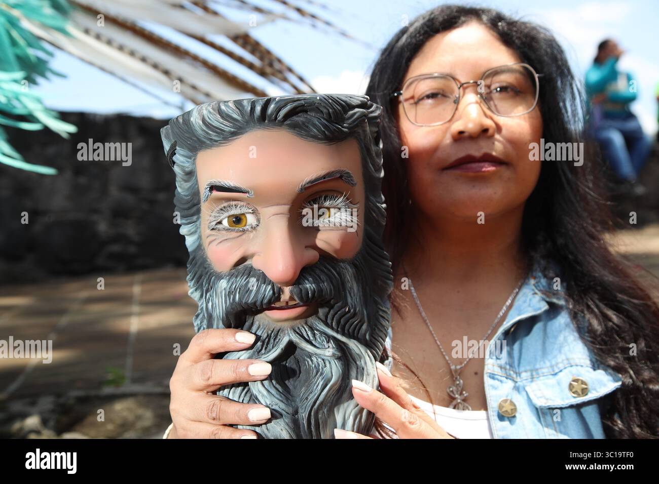 Tlaxcala, Messico. 13 luglio 2025. L'artigiana Elsy Padilla, originaria di Tizatlán, con oltre 30 anni di esperienza nella realizzazione di maschere in legno, mostra le sue maschere indossate dalle persone che partecipano al Carnevale di Tlaxcala. Il 13 luglio 2025 a Tlaxcala, Messico. (Foto di Essene Hernandez/ Eyepix Group/Sipa USA) credito: SIPA US/Alamy Live News Foto Stock