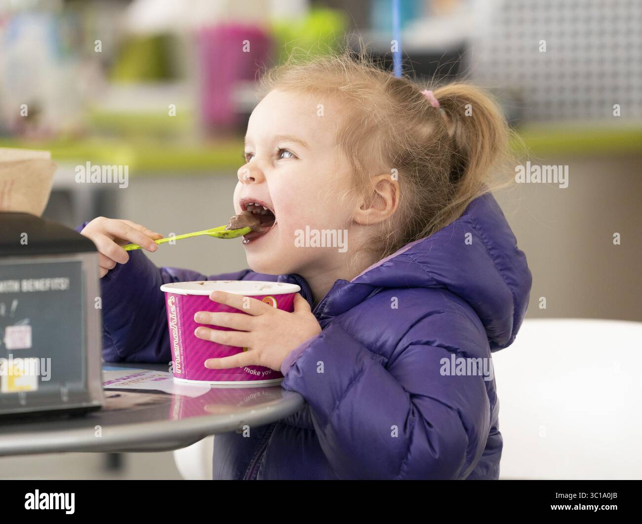 6 febbraio 2019 - St. Paul, Minnesota, USA - Stati Uniti - Greta riscatto, 3 anni, ho gustato una ciotola di yogurt ghiacciato al cioccolato durante l'acquisto di uno speciale per la National Frozen yogurt Day presso il Menchie's Frozen yogurt a St. Paul, Minn., mercoledì 6 febbraio 2019. Il tempo non ha fermato un flusso costante di clienti al St. Paul Frozen yogurt store. ] RENEE JONES SCHNEIDER Â¥ renee.jones@startribune.com (immagine di credito: © Renee Jones Schneider/Minneapolis Star Tribune via cavo ZUMA) Foto Stock