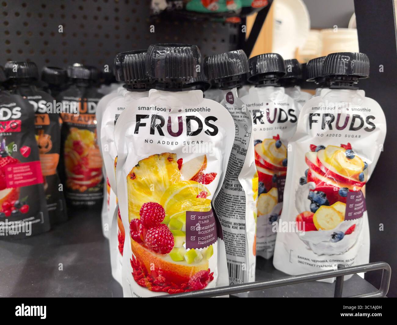 Minsk, Bielorussia - 27 maggio 2025: Confezioni colorate di frullati sono disposte in modo ordinato sullo scaffale, mostrando vari sapori fruttati. Foto Stock