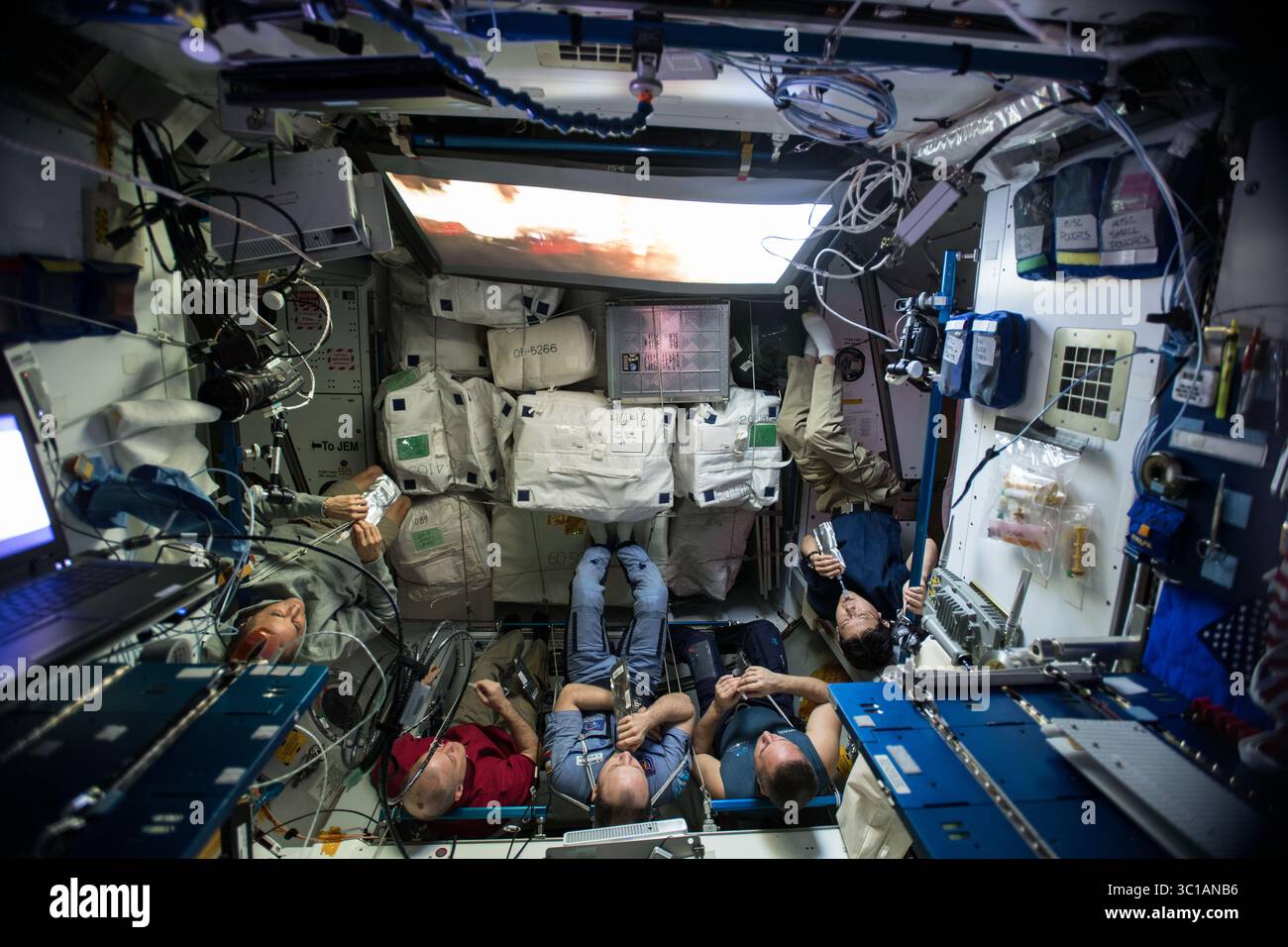 23 dicembre 2017 - stazione spaziale Internazionale, ORBITA TERRESTRE - i membri dell'equipaggio della Expedition 54 guardano il film Star Wars, l'ultimo Jedi sul grande schermo nel modulo Harmony a bordo della stazione spaziale Internazionale 23 dicembre 2018 in Earth Orbit. Da sinistra sono Joe Acaba Scott Tingle, il comandante Alexander Misurkin, Anton Shkaplerov e Norishige Kanai. (Immagine di credito: © NASA via ZUMA Wire) Foto Stock