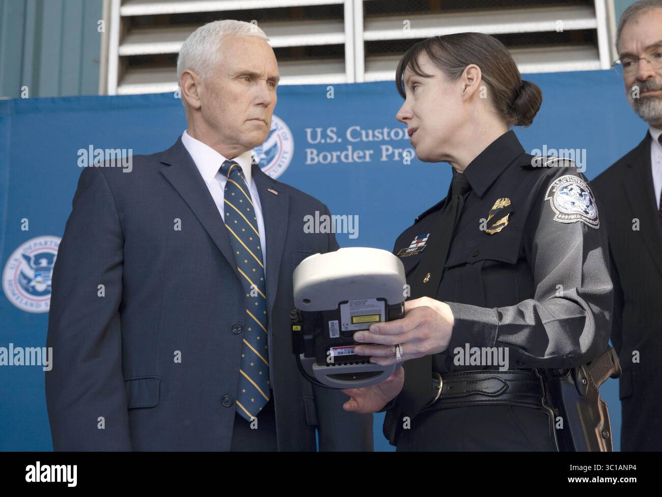 8 febbraio 2019 - Baltimora, MD, Stati Uniti d'America - il direttore delle operazioni sul campo delle dogane e della protezione delle frontiere degli Stati Uniti Casey Durst dimostra un dispositivo Gemini al vicepresidente Mike Pence durante una visita al Dundalk Marine Terminal presso il porto di Baltimora 8 febbraio 2019 a Baltimora, Maryland. Il dispositivo Gemini è uno strumento portatile di analisi dell'isottipo per rilevare sostanze chimiche e farmaci pericolosi durante le ispezioni del carico. (Immagine di credito: © Glenn Fawcett via ZUMA Wire) Foto Stock