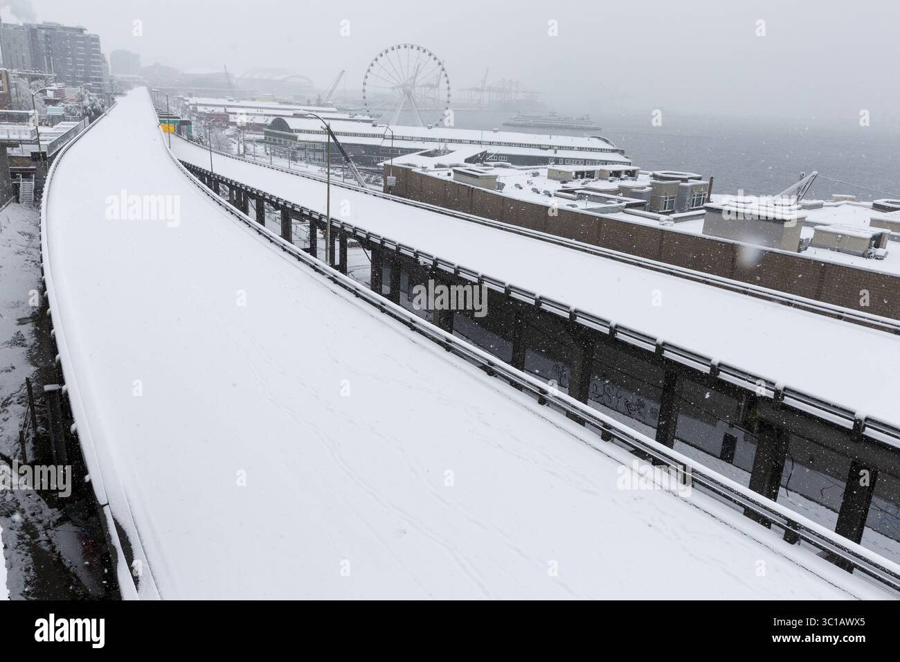 9 febbraio 2019 - Seattle, Washington, Stati Uniti - Seattle, Washington: Il viadotto Alaskan Way chiuso è coperto di neve fresca mentre una forte tempesta invernale copre la città. L'11 gennaio l'autostrada è stata chiusa definitivamente alle 22:00 in modo che gli equipaggi possano spostare la State Route 99 dal viadotto a un tunnel all'avanguardia. (Immagine di credito: © Paul Christian Gordon/ZUMA Wire) Foto Stock