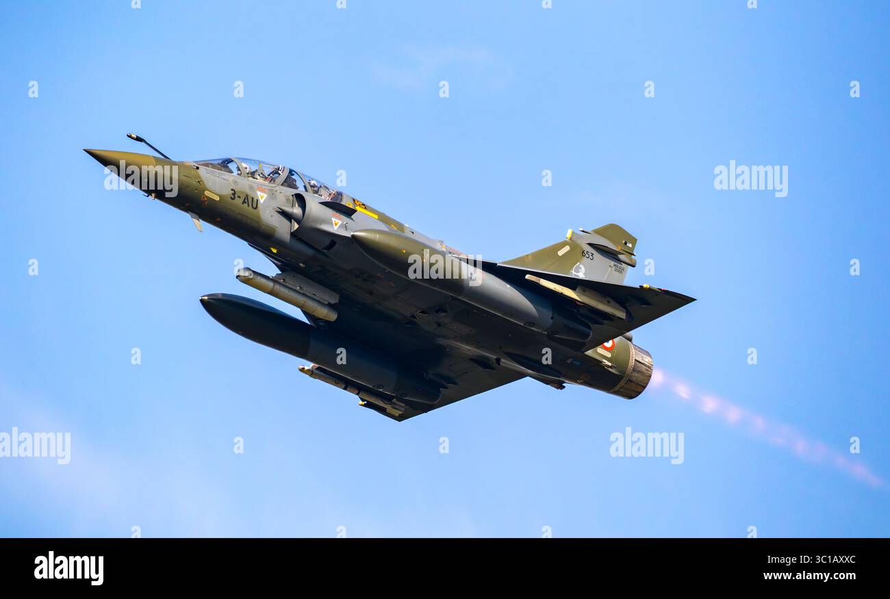 Caccia Dassault Mirage 2000 dell'aeronautica militare francese che decolla con postbruciatore durante un'operazione di volo militare. Leeuwarden, Paesi Bassi - marzo Foto Stock
