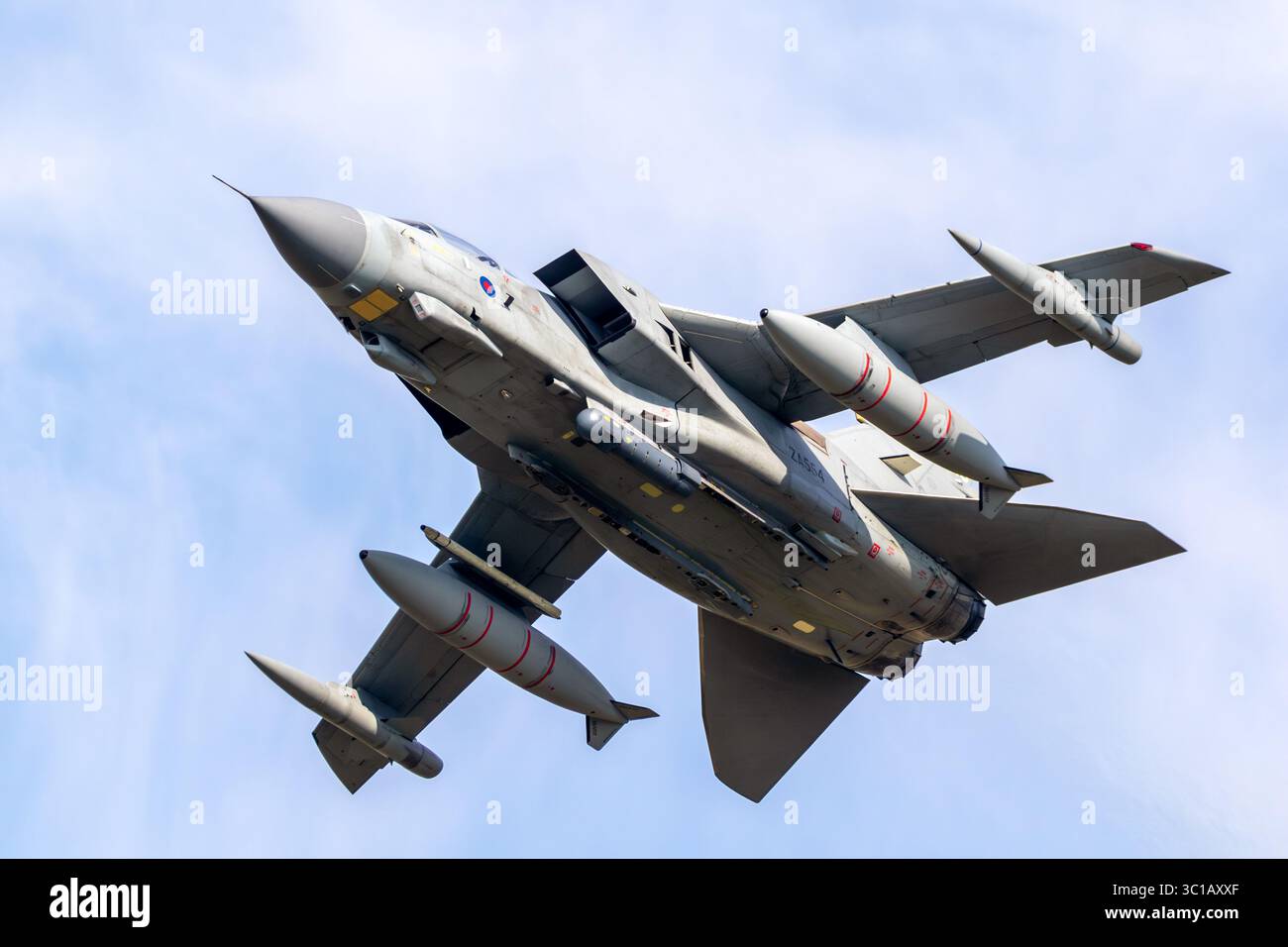 Bombardiere Tornado GR4 della Royal Air Force britannica in volo, che mostra il suo design ad ala aperta durante un'operazione militare o una missione di addestramento. Foto Stock