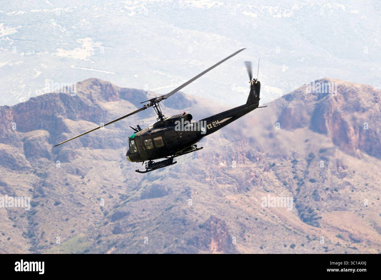Elicottero ellenico (greco) Army Bell UH-1 Huey in volo vicino a Larissa, Grecia - 5 maggio 2017 Foto Stock