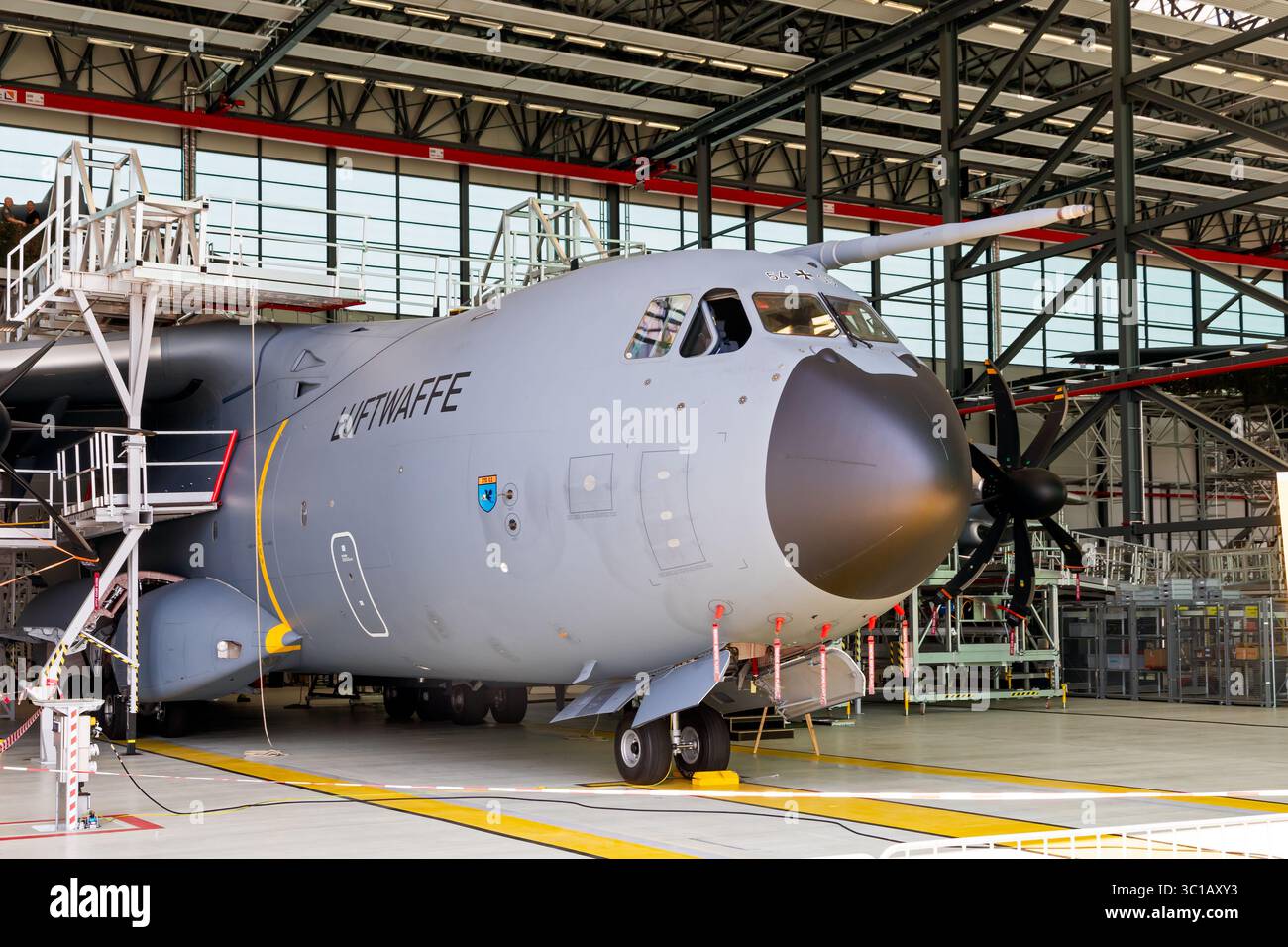 Aerei da trasporto militare Airbus A400M dell'Aeronautica militare tedesca parcheggiati all'interno di un hangar presso la base aerea di Wunstorf. Germania - 9 giugno 2018 Foto Stock