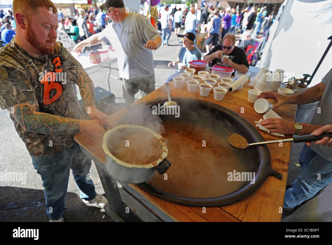 30 settembre 2016 - South St. Paul, Minnesota, USA - Stati Uniti - Ron Kuehl ha trasferito una pentola di booya mentre lavorava nella tenda Big Boy Booya a South St. Paul. South St. Paul ospita un evento booya autunnale dal 1982, che attira dal 7.000 a 10.000 partecipanti. La celebrazione è stata iniziata dal personaggio locale e nativo di South St. Paul Walter Books, che da allora ha arruolato amici per aiutare. / (Immagine di credito: Shari L. Gross/Minneapolis Star Tribune/TNS via cavo ZUMA) Foto Stock