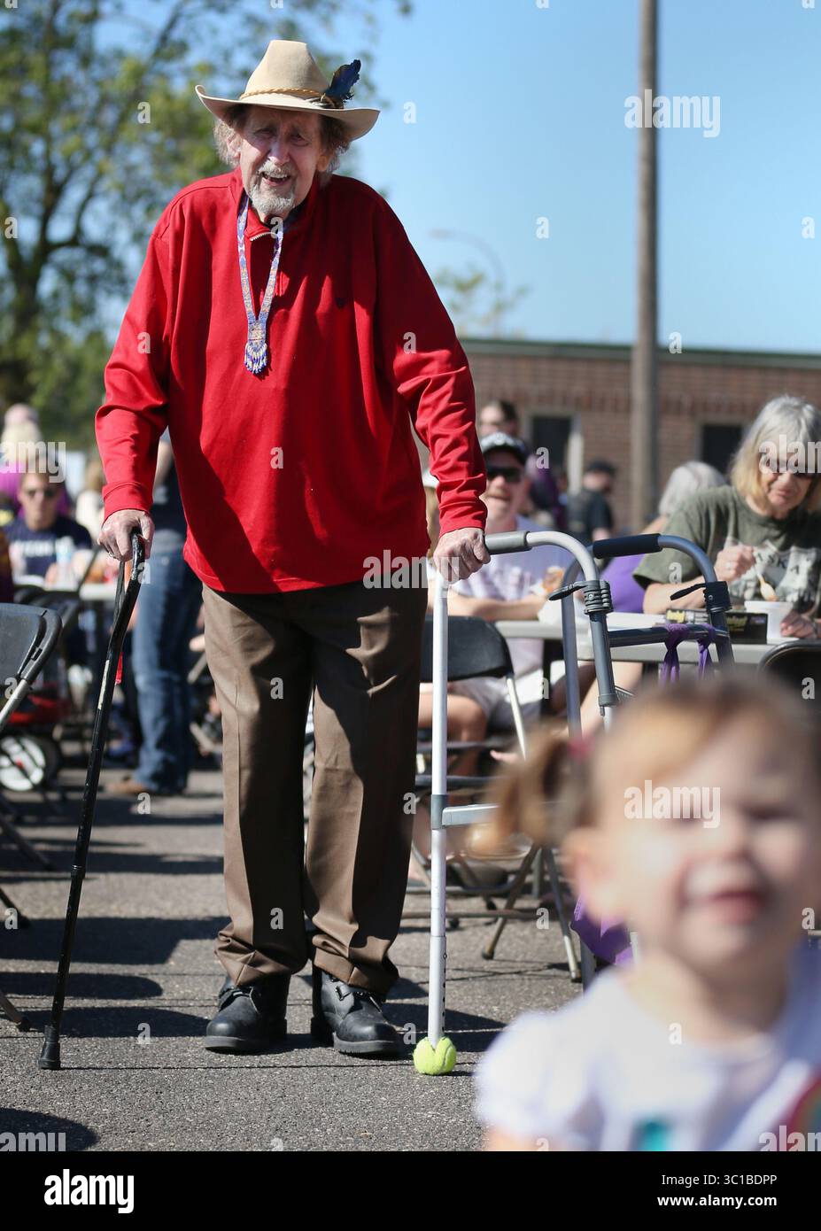 1° ottobre 2016 - South St. Paul, Minnesota, USA - Stati Uniti - il 95enne Walter Brooks si erge tra le migliaia di persone che partecipano al South St. Paul booya festival, un evento che ha creato nel 1982. South St. Paul ospita un evento booya autunnale dal 1982, che attira dal 7.000 a 10.000 partecipanti. La celebrazione è stata iniziata dal personaggio locale e nativo di South St. Paul Walter Books, che da allora ha arruolato amici per aiutare. / (Immagine di credito: Shari L. Gross/Minneapolis Star Tribune/TNS via cavo ZUMA) Foto Stock