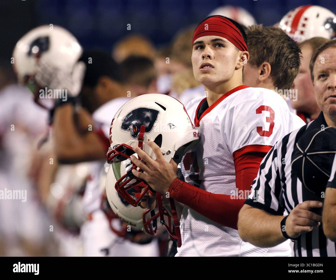 11 novembre 2011 - Minneapolis, Minnesota, Stati Uniti - quarterback, Trey Heid, 3, Lakeville North, è Star Tribune Metro Player of the Year. Le foto sono tratte dall'azione di gioco di venerdì al Metrodome classe 5A quarti di finale. Lakeville North vs Cretin Derham-Hall. Cretin Derham-Hall ha vinto con un Field goal all'ultimo secondo, eliminando Lakeville dal torneo statale. [   Incarico  #20020579A  11 novembre 2011   LUG: Prepfootball1115  INFORMAZIONI AGGIUNTIVE: Nome CQ per roster (immagine di credito: Tom Wallace/Minneapolis Star Tribune/TNS via ZUMA Wire) Foto Stock